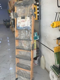 عندي درج عملي وقوي باللون البرتقالي مع خمس درجات مثالية للاستخدام اليو...