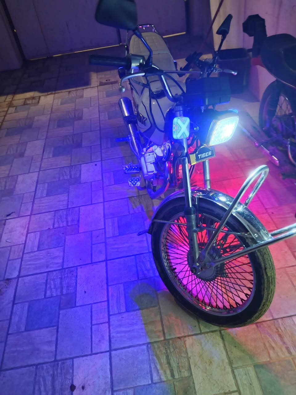 السلام عليكم شباب عندي دراجه تايكر 20 وزن ثقيل شرط برغي ممفتوح مكفوله من الويل للويل سعره580 وبي مجال 
الشراي يجي خاص
