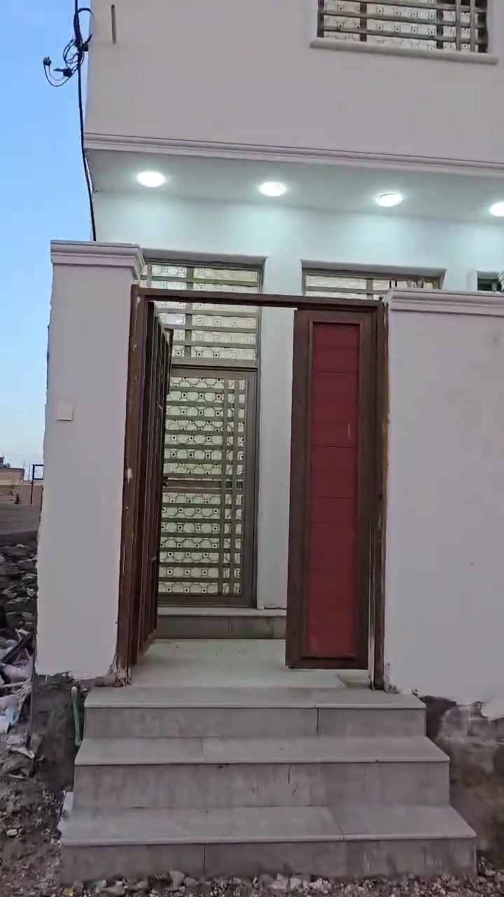 سلام عليكم دار للبيع في الصالحيه قرب الريف الزاهر المساحه 100متر 4غرف صاله واستقبال حمامات داخليه وخارجينه علما الدار جديد وغير مسكون السعر المطلوب 88وقابل لتفاوض ***********
