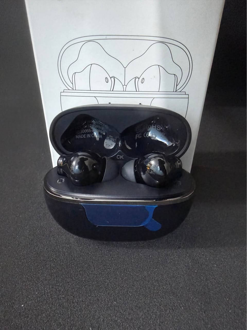 ايربود ماركة كولاتي جداً عالي 

ملاحضة 🔙 قطع كلهم أمازون أصلي

الاتصال: تتميز بتقنية Bluetooth 5.4 لتوفير اتصال أسرع وأكثر استقرارًا

جودة الصوت: تحتوي على مشغلات ديناميكية بحجم 13 ملم توفر صوت ستيريو Hi-Fi (عالي الدقة) وجهير عميق

إلغاء الضوضاء: مزودة بـ 4 ميكروفونات بخاصية إلغاء الضوضاء البيئية (ENC) لضمان وضوح المكالمات

عمر البطارية: توفر ما يصل إلى 8 ساعات من التشغيل المتواصل بشحنة واحدة، وتوفر علبة الشحن 32 ساعة إضافية (إجمالي 40 ساعة)

مقاومة الماء: حاصلة على تصنيف IP7 لمقاومة الماء، مما يجعلها مناسبة للتمارين الرياضية والتعرق

الشاشة: تحتوي علبة الشحن على شاشة LED مزدوجة تعرض مستوى البطارية المتبقي لكل سماعة والعلبة بدقة

التحكم: تدعم عناصر تحكم باللمس الذكية لتشغيل الموسيقى، وضبط مستوى الصوت، والرد على المكالمات، وتفعيل المساعد الصوتي

السعر 25 ألف والتوصيل مجاني كل العراق 🚚

للحجز والاستفسار مراسلة الصفحة 

رابط واتساب مباشر الي يريد يراسلني 👇

https://wa.me/message/ANGQMMLUZKO4C1 بغداد, العراق


**إذا كنت صاحب هذا الإعلان وتريد حذفه لأي سبب، رجاءا أرسل رسالة إلى الدعم الفني**