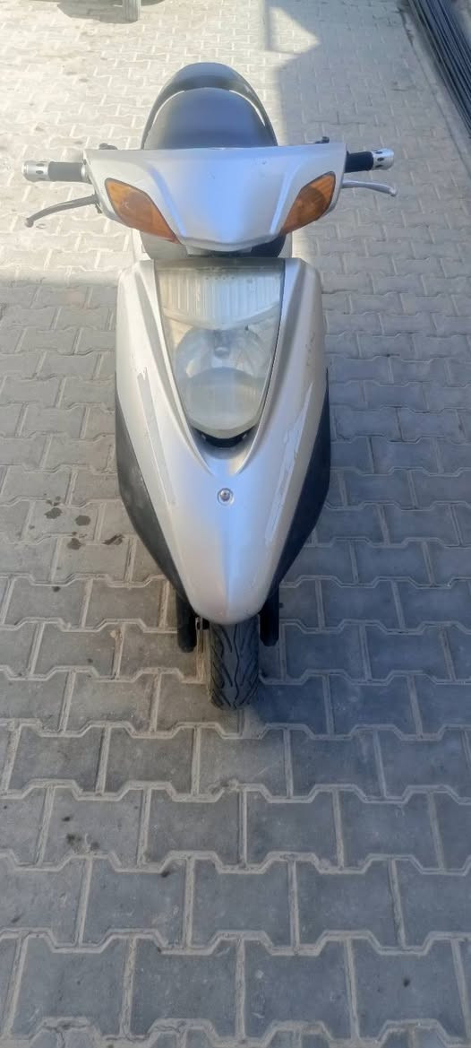 السلام عليكم دراجه بريز 140للبيع نضيفه الله شاهد شوفت عينك محرك ممفتوح كلشي شغال بيها ***********
