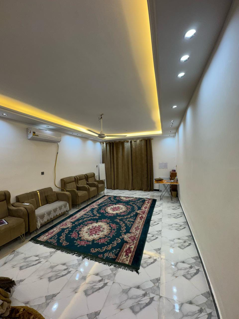 السلام عليكم
دار للبيع مجمع السلام السكني عمود رقم ١ 
خريطة خاصه تختلف عن خريطه المجمع 

مساحه 215 شارع 11 بناء طابوك درجه أولى 
استقبال 7\4
صاله عل المطبخ مساحه 60
غرف عدد 3
غرفه 7/4
غرف ثنين 5/4 +بلكونه تصلح غرفه مساحه 5/4
صحيات عدد 3
جاهز للسكن وعليه إضافات 
السعر مناسب جداً للاستفسار 
***********
