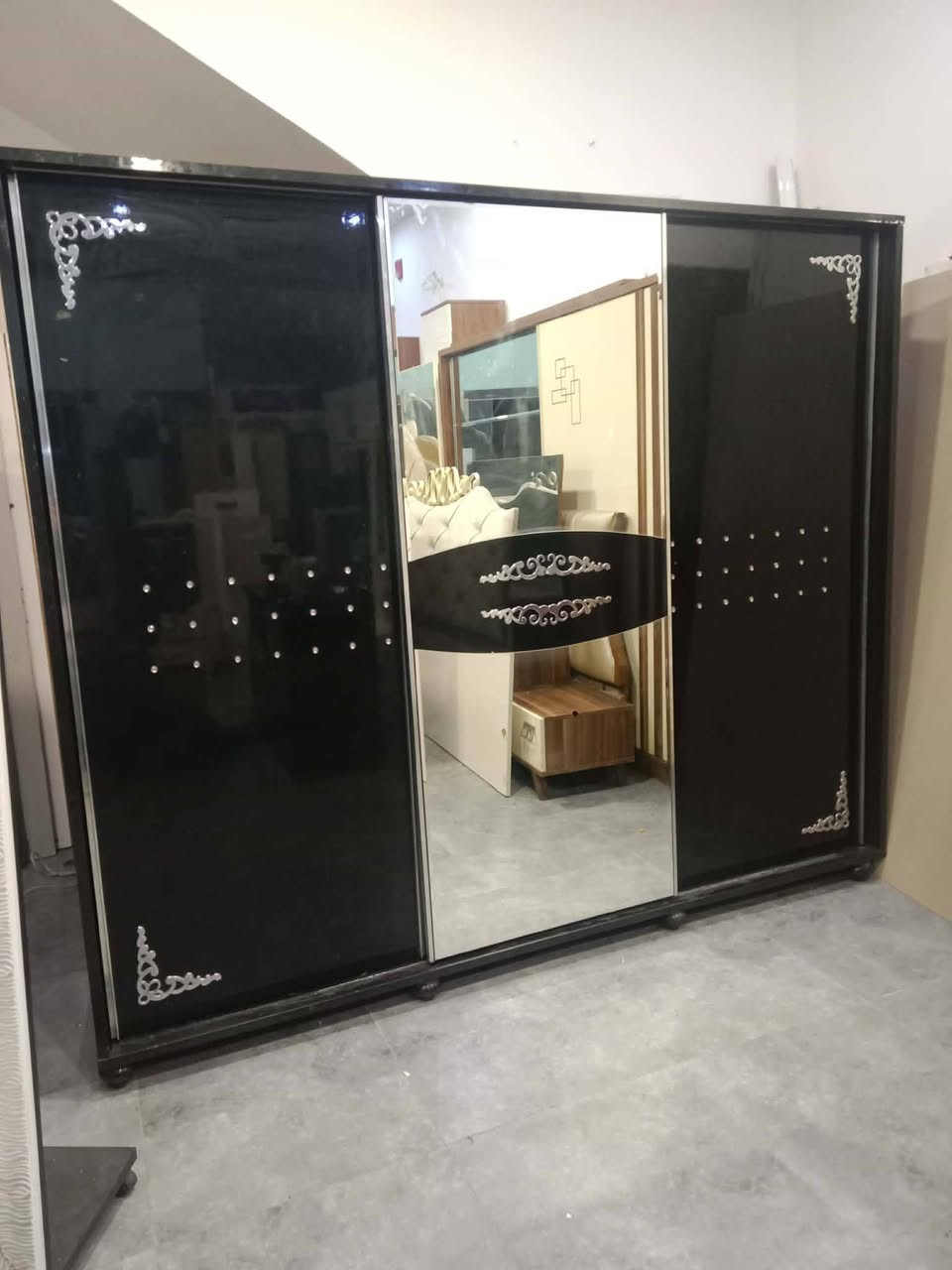 غرفة نوم 5 قطع مع شد ونقل ودوشك سعر 250 داخل اربيل للتواصل ***********
