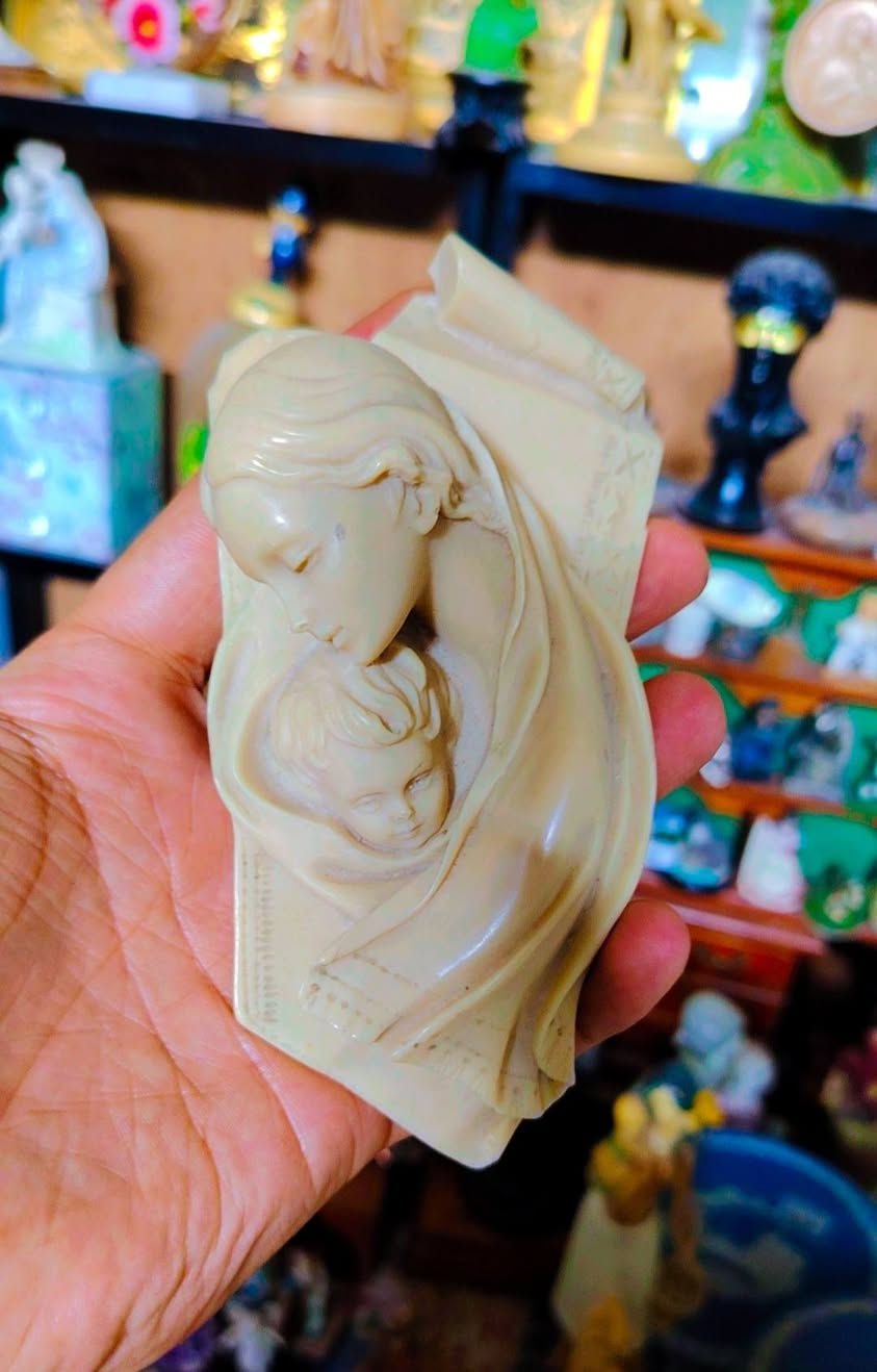 تحف ايطاليه من عجينه العاج منحوته يدويا 🇮🇹
سوق العبيدي امتوفر جميع قطع الانتيك
***********واتساب متوفر توصيل @إشارة
