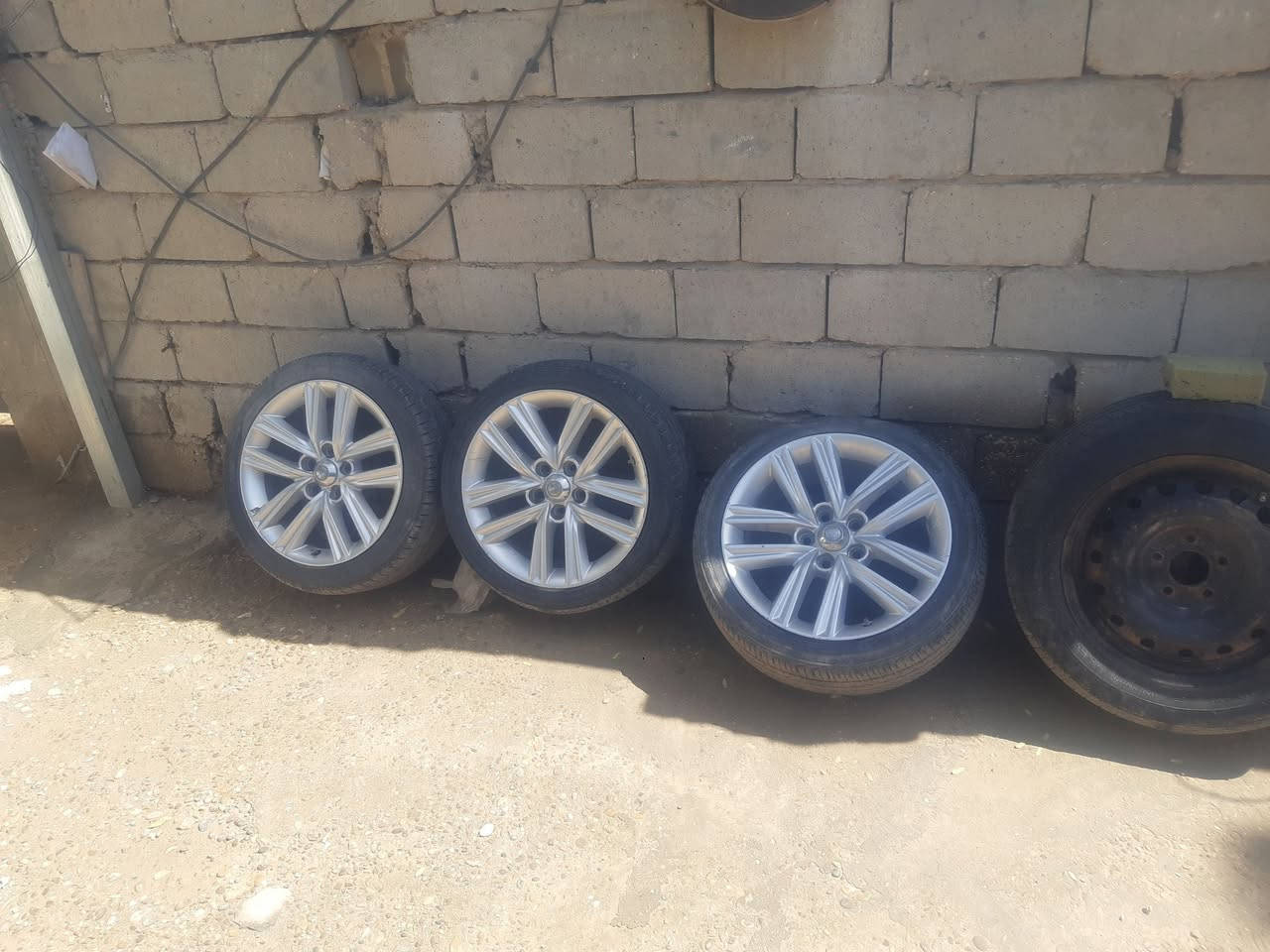 ويل كب عدد ٣ تايرات جدد 
باب ملكه وجاملغ عكس السايق 
***********
