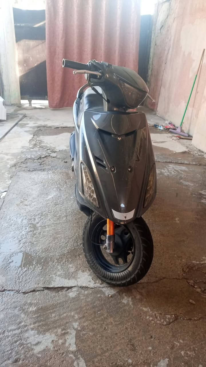 ***********سلام عليكم دراجه للبيع وارد كوري للبيع مكفوله كفاله عامه مكينه عل شرط لاصوت ولاتبخير ابد جيب فيتر ويجي يفحصه سلف نص نكره هندر واحد كهربائياته من الطول لطول شغاله تخم تاير اول امس شديته دراجه مشروطه كله باتري قبل سبوع شديته دبلاته وره كدام جدد شلعه ومعدل فول السعر 250 وبيه مجال حك الجيه ولله متلكه دراجه هيج نضافه وبهيج سعر ابد دراجه فول
