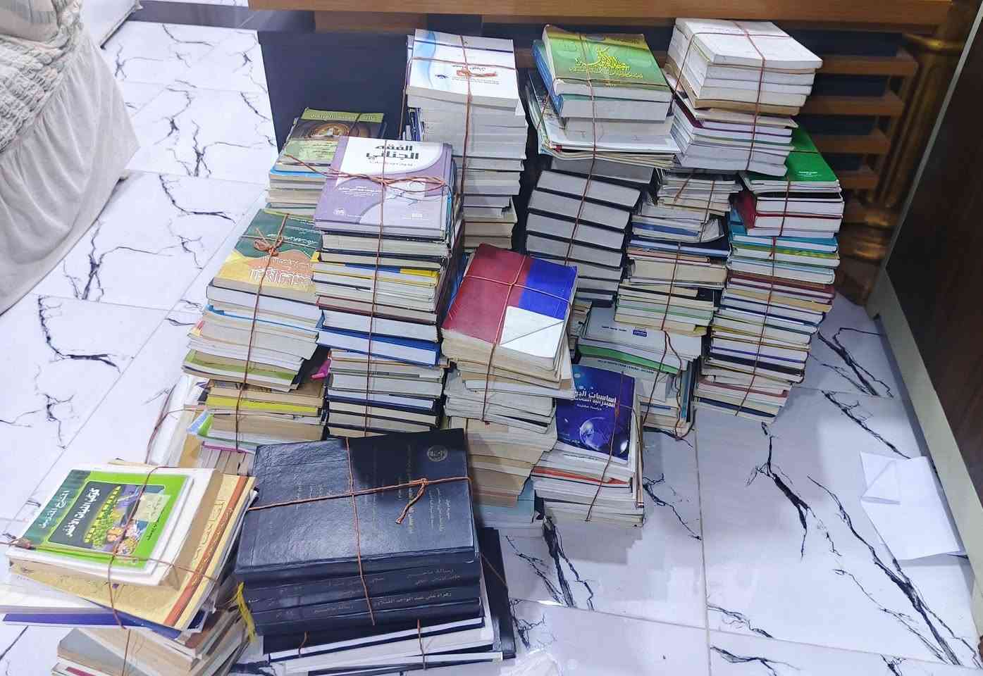 متوفر 576 كتاب للبيع
كتب جديدة تتضمن مواضيع عامة وقانونية ودينيه اذا تاخذهن كلهن الكتاب ينحسب على الفين واذا تاخذ مجموعة معينة ينحسب الكتاب اقل من السعر الاصلي 

للطلب والأسعار تكدر تراسلتي خاص او تتصل على هذا الرقم 
***********
