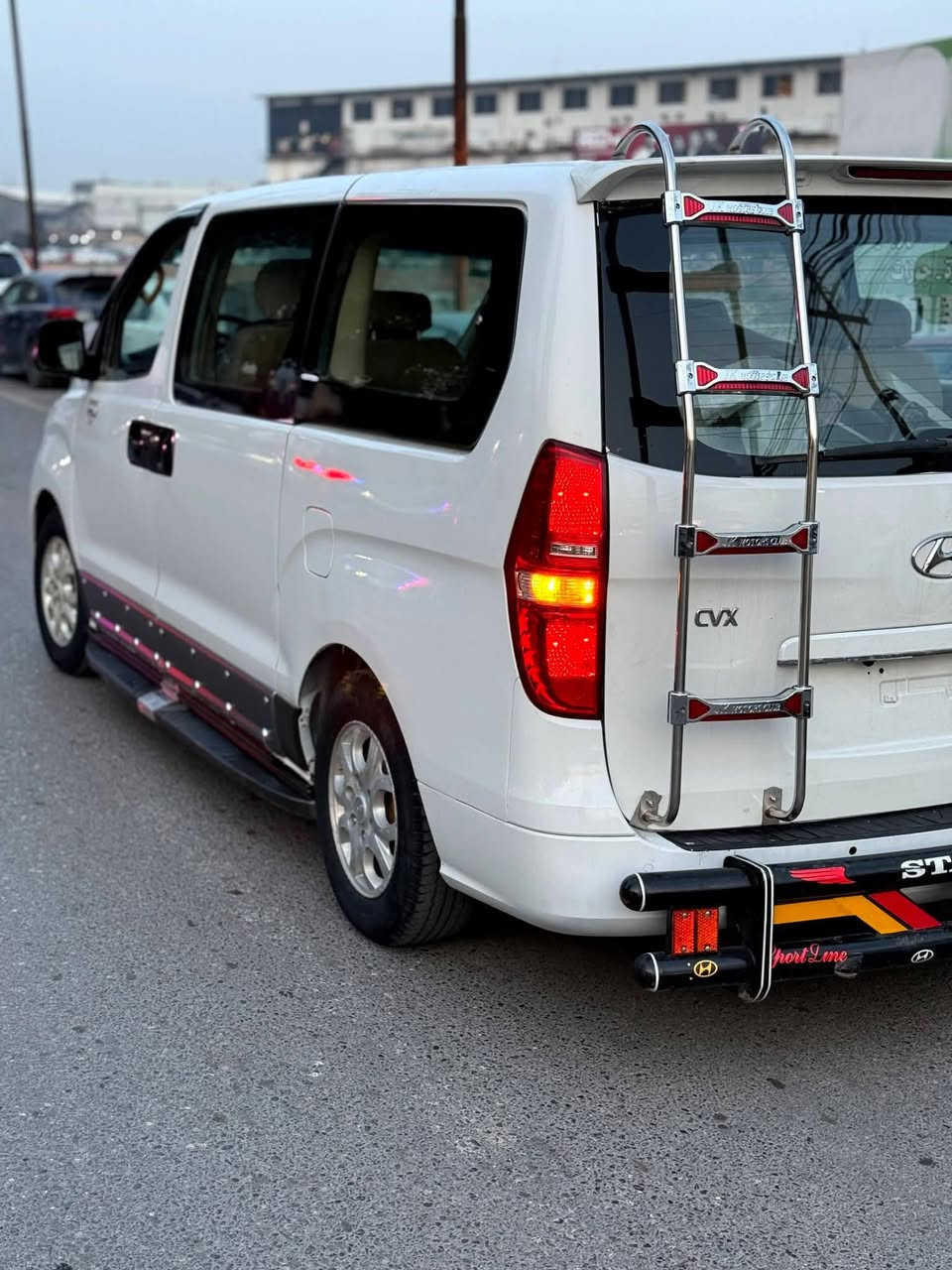 السلام عليكم  من رخصه الادمن ستاركس خصوصي نينوى بسمي مشروع وطني مصبوغه حزام اثر تشليع صبغ بدون حادث بيهه مكانات تعديل علمااا السياره مسجله 7راكب السياره خير من الله صدر محرك تايرات دواخل كلهه حلوه موديل 15 
عارضهه 170وبيهه مجال ***********
