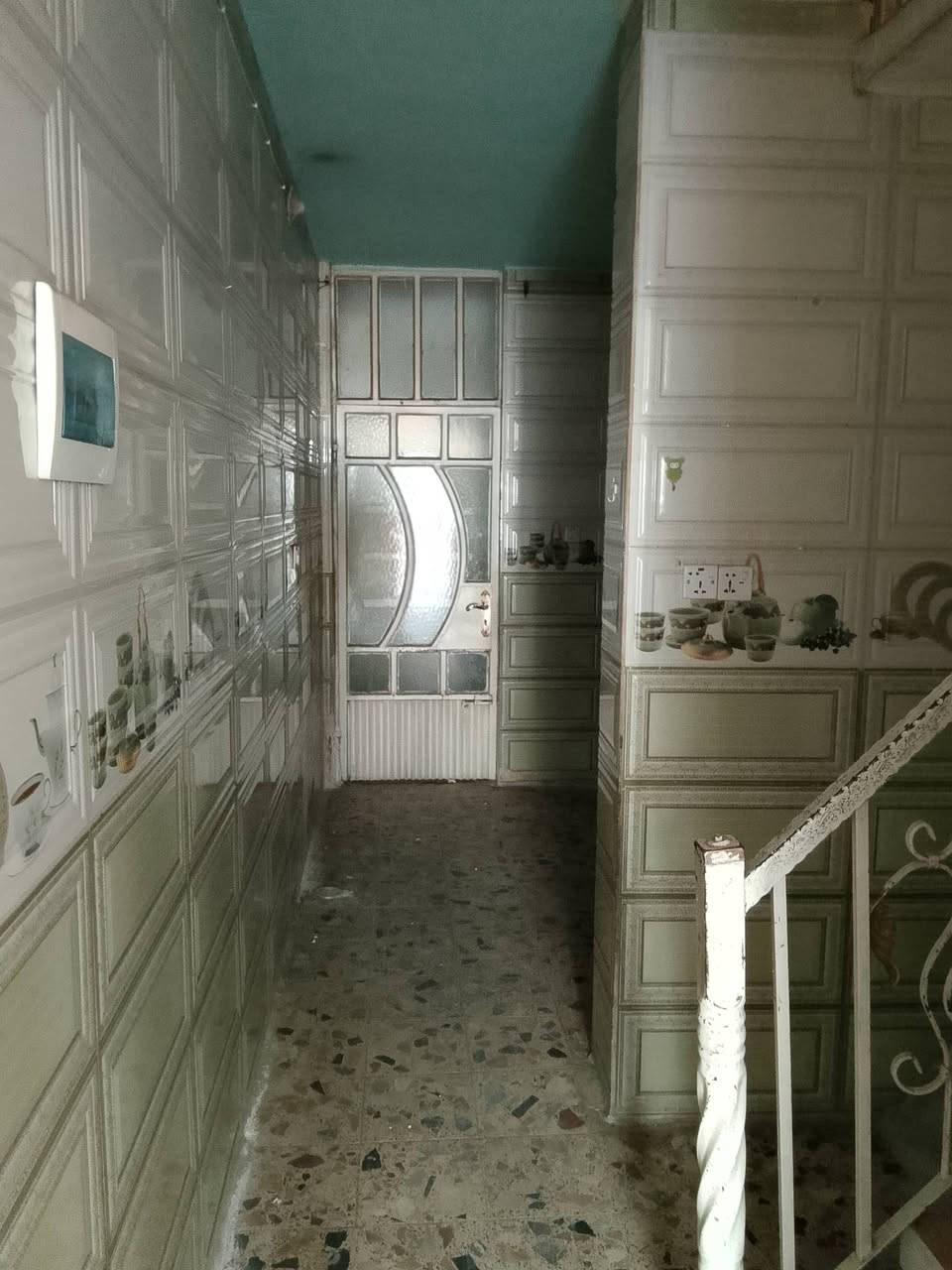 السلام عليكم يتوفر لدا مكتبنا مشتمل الايجار المساحه 40م طابقين يحتوي على غرفتين نوم فوك وجوه استقبال ومطبخ وخدمات موقع المشتمل الشعب قرب شارع عدن مقابيل مصور الكنز ومطعم حجي عادل بلافرع ابضهر اسواق عقيل الساعدي وماركت ابو جعفر الاستفسار مكتب الشعب للعقار بدل الايجار 375الف ***********
