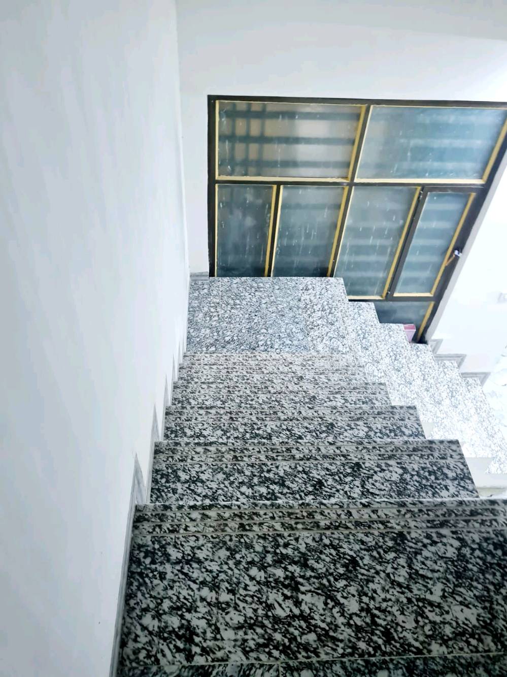 المحمودية حي 18الجديد بناء درجة أولى \24\
📃سند طابو صرف نقص واجهة فقط
🏠-بيت للبيع قرب قاعة
 🕍الحسين والعباس شارع 40🚘
➖مساحة 125M طابقين 
يتكون⤵️ طابقين 
طابق1
➖1غرف نوم 🛏
➖استقبال-صاله-مطبخ🛒
-مجموعه صحيات-🚽
تكدر سوي مشتملات 2 
بيت جبير ماشاءالله 

طابق 2
2غرفة نوم صالة مفتوحه
جبيرة
 صحيات 
بيتونة سطحين 
📞للتواصل
***********
***********
مطلوب الإسكان