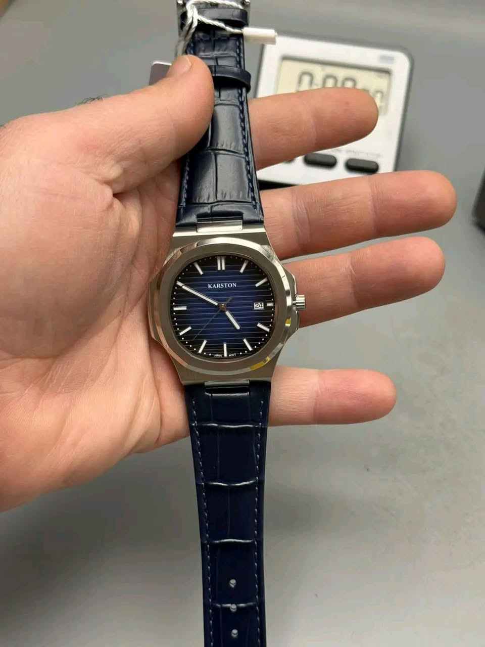 #مزاااااد #مزاااد

يبدأ المزاد من 40$ دولار واقل رفعه 5 دولار والسوم بالدولار

ينتهي المزاد غدا في الثانيه عشر ليلا او على التم بسعر مرظي

وبالتوفيق للجميع

🇯🇵 KARSTON 🇯🇵

ساعة ( كارستون ) #اصلي 
#قشطة قمة بالاناقة
تصميم الباتيك فيليب
مكينة كوارتز ياباني اصلي
مينة مشطبة لون ازرق
سير حديد
مقاومة للماء 30m
تاريخ شهري
القطر 42
عقارب وعلامات مضيئة

تاتي مع علبه حافظه فقط لعدم توفر علب اصليه🤍

 يوجد توصيل الى جميع محافظات العراق.


**إذا كنت صاحب هذا الإعلان وتريد حذفه لأي سبب، رجاءا أرسل رسالة إلى الدعم الفني**