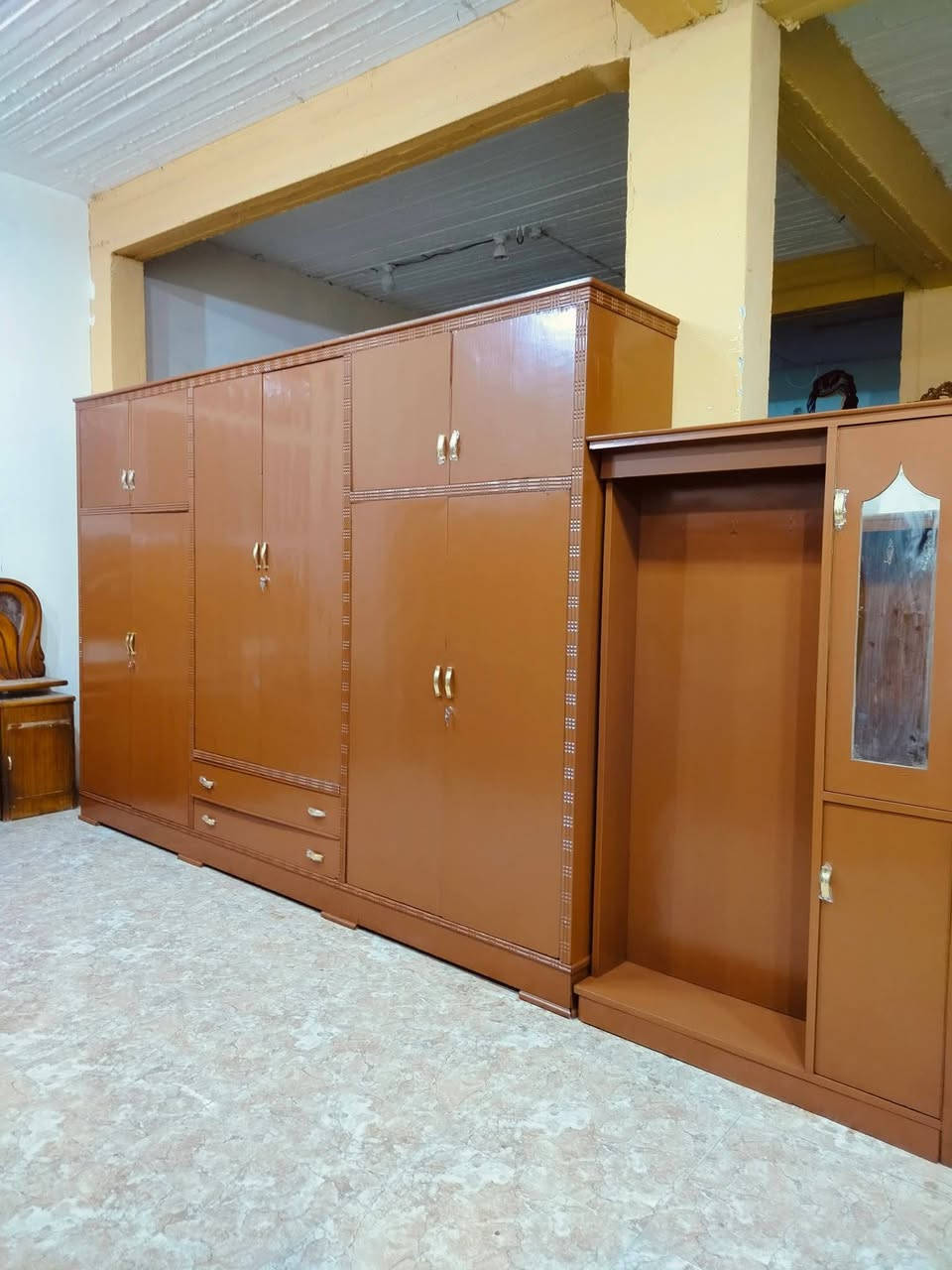 السلام عليكم غرفه مستخدمه السعر 550 عنوان واسط العزيزيه شارع التربيه يوجد واتساب ***********
