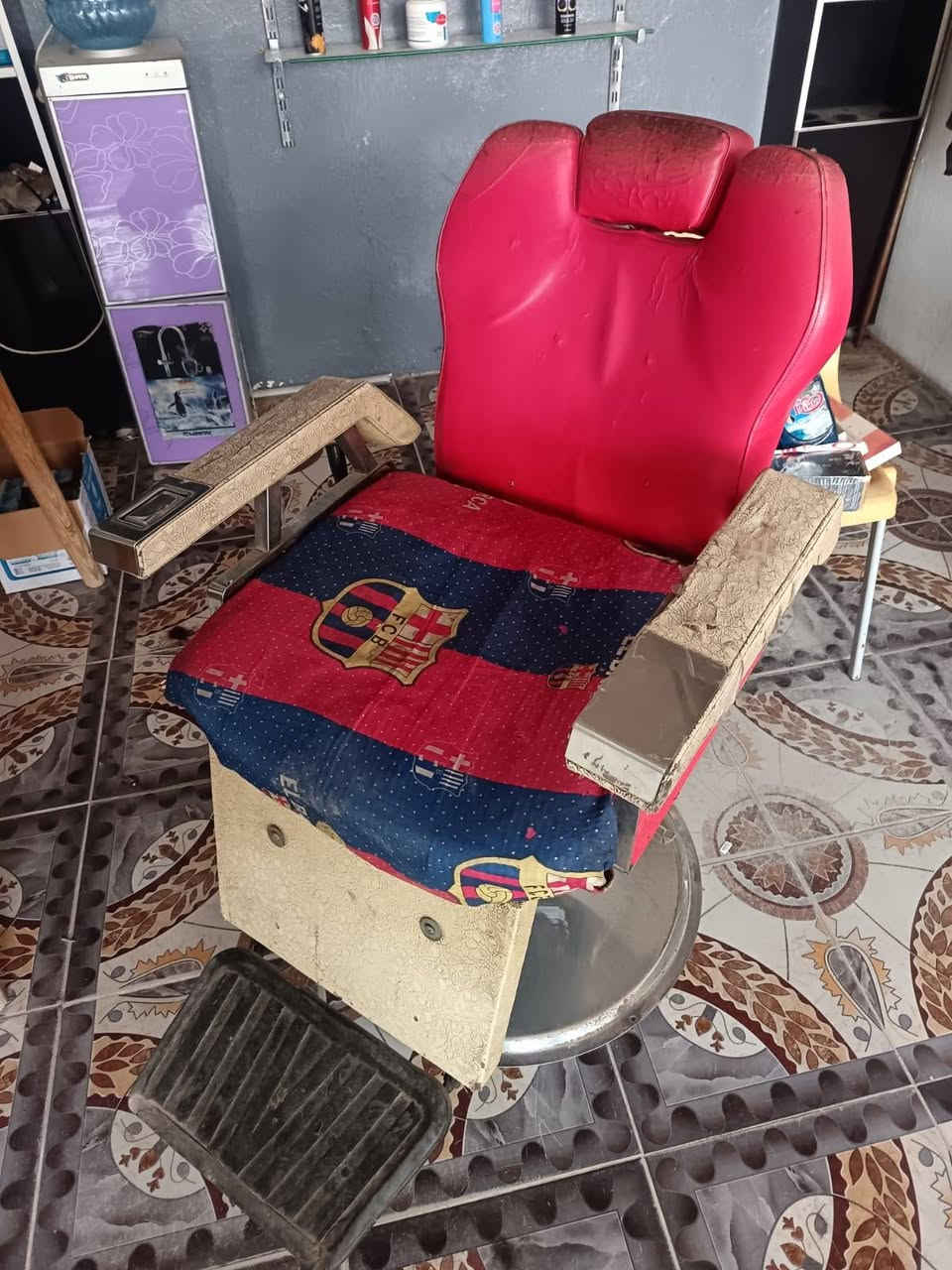 البيع ميز حلاقه عدت 3 كرسي واحد رفوف 2  عنوان ديالئ خان بني سعد رقم لهاتف ***********
