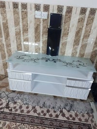 ميز بلازما العدد 2للبيع نظيف مابيه اي شيء ميز اسود وميز ابيض المرسلة ع...