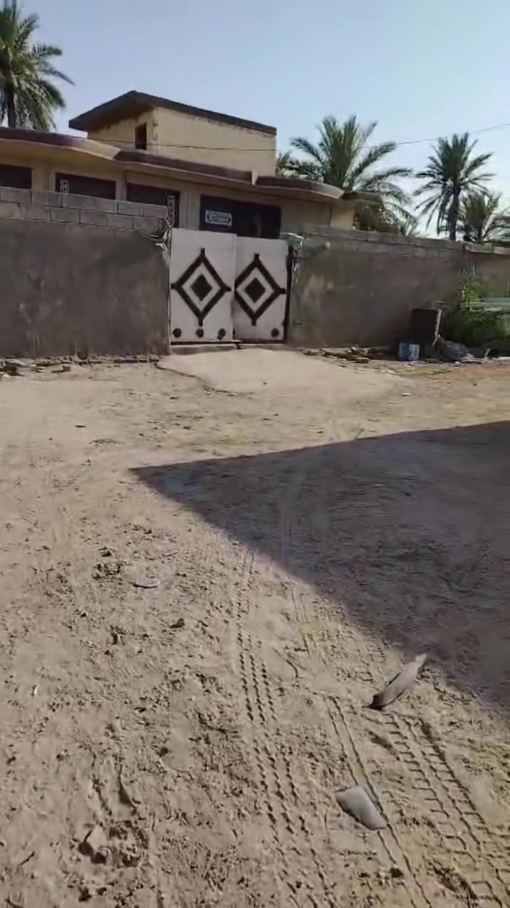 اكو مساحه 800من ضمنه بيتين   بيت مساحه 200وبيت مساحه 100... بيت الاول غرفتين وصاله واستقبال 10امتار خارجه مع صحيات 

ثاني بيت ثلاث اغرف مع صاله ومطبخ....  واستقبال خارجي...  مع صحيات......

رقم ***********
