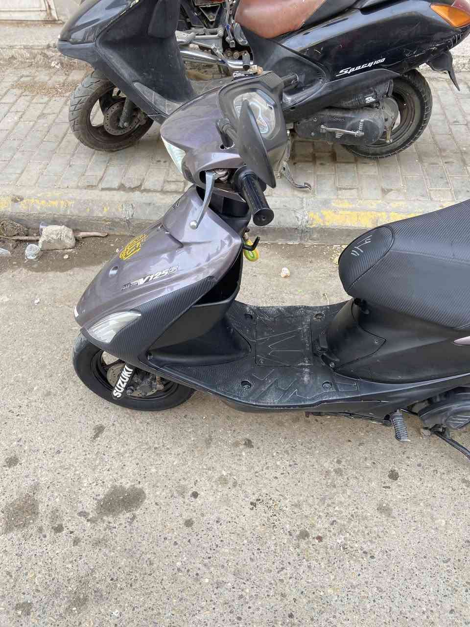 ادرس حديث دراجه مفتوحه دشبول بانزين طافي كيلو متر شغال بجم مصبوغ بيه دخانه سوده من النوزل ب٧٥٠وبيه مجال بصيط خاص مغلق اتصل وتشلع عيوني ***********
