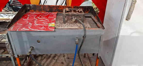 السلام عليكم غراض مطعم للبيع كلهن نضيفات وشغلات عزلت المطعم من ورة العمال ورايد ابيعهن شلع واكو هم بعد غراض مطبخ للاستفسار ***********
