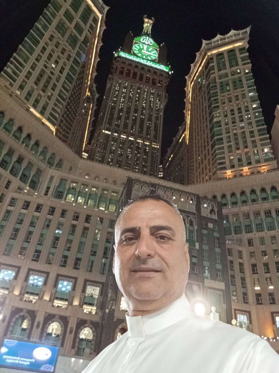 معتمرينا الكرام.. السلام عليكم ورحمة الله وبركاته ..كثر الكلام على تباين وأختلاف الأسعار في رمضان  هذا الشهر الفضيل اخوتي _  هناك فرق شاسع بين فندق خمس نجوم وبين فندق نجمه واحده من حيث الراحه والسكن والموقع (أختلاف فنادق محبس الجن عن الششه او الروضه أو المعابده او جرول أو عن الشقق الفندقيه بدون مصاعد لكل واحد سعره والفرق واضح ) أعيد وأقول لكل منطقه سعرها ونحن ملزمين بالسكن في مدينة الرسول الأعظم في المنطقه المركزيه.. ومن ثم الأتجاه إلى مكه بعد دخول شهر رمضان أي عمره رمضان حقيقيه.. والاختيار متروك للمعتمر نحن لانقول نحن الأفضل ولكن نعمل ليلآ ونهارآ لراحة المعتمرين..
 الحاج وليد الحاج وليد 
***********
***********
