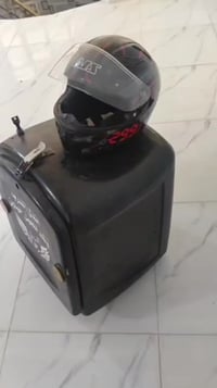 خوذه وصندوك للبيع، خوذه صارله عندي سبوعين ، صندوك نظيف سبرنكاته موجوده...