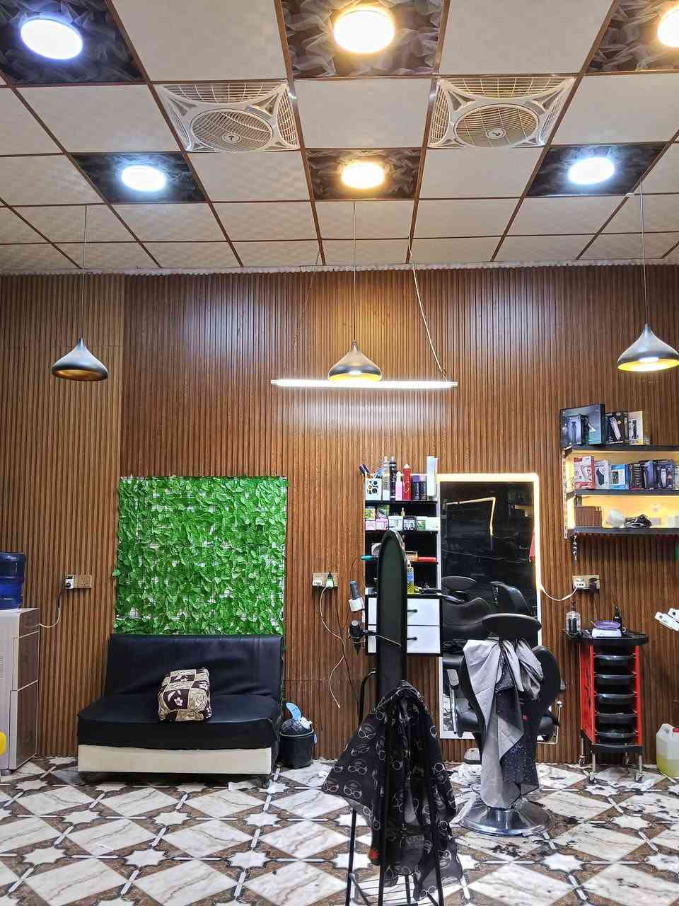 متاح لل بيع محل مع ايجار 6 اشهر حلاقة كمل وياه ديكور سعر خاص اتصال محل كمل رقم تلفون ***********
