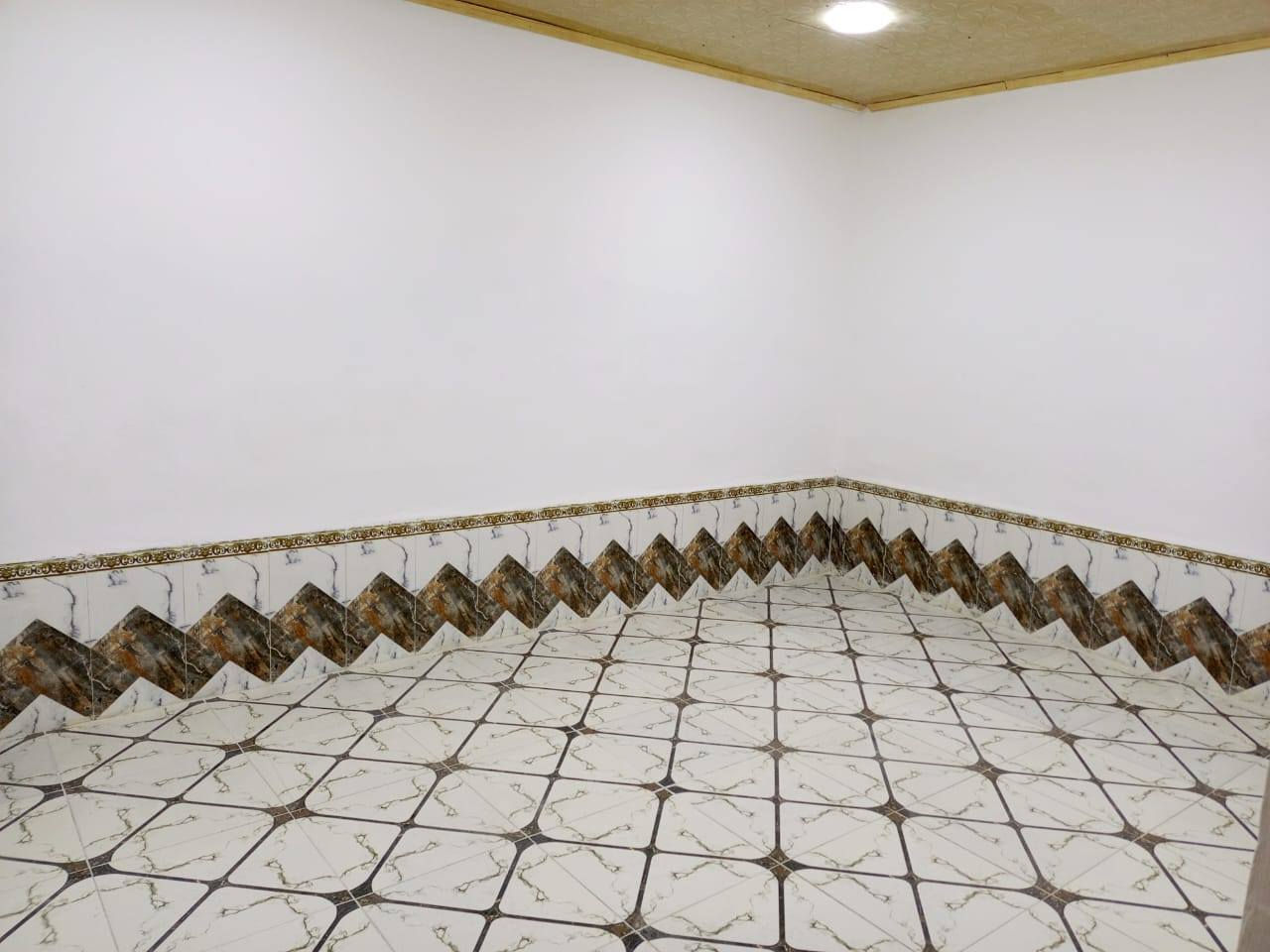 للبيع
بيت ١٠٠م خلفي على ساحه

طابق واحد بناء نظيف عكاده

سعر ٨٥ بيه مجال

يقع في حي اور شارع سبيس

يحتوي على غرفه وصاله ومطبخ وصحيات داخليه وخارجيه واستقبال

موبايل للاستفسار ***********
