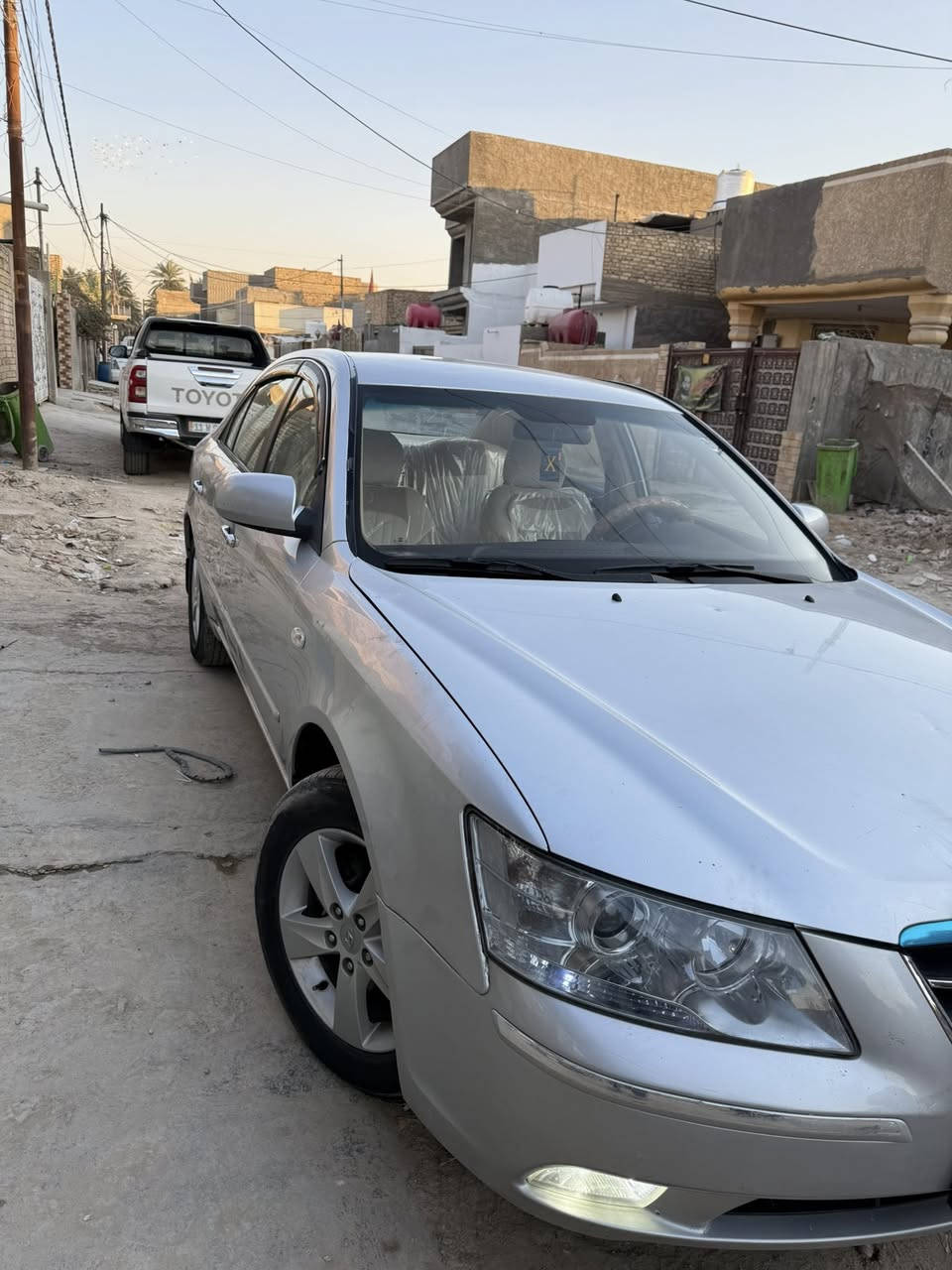 السلام عليكم سوناتا وارد خليجي موديل ٢٠٠٩ محرك ٢٠٠٠ دوش
رقم اربيل بااسمي تريد تحويل تريد وكاله اني حاضر 
مكفوله من الضربه والتبديل والصبغ فقط بارد باب السايق 
محرك وكير وصدر جديد تخم تاير جديد تبريد شغال سياره جديده مال بيت برغي مامفتوح بيها على وضع الشركه استخدام شخصي 
ماشيه ٢٠٠ الف كم 
مكاني بابل 
السعر ١١٢ 
***********
