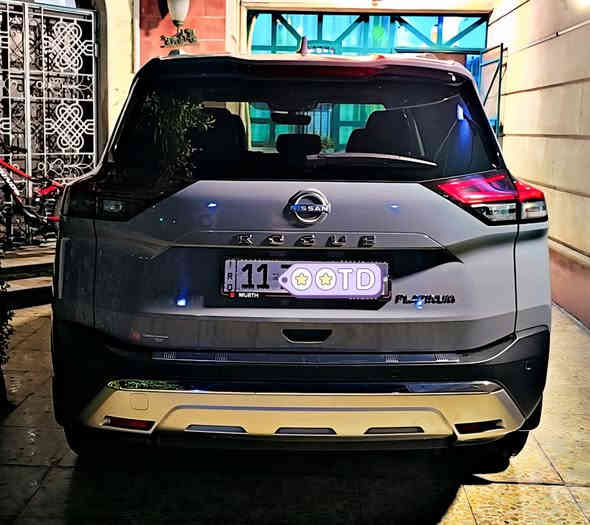 السلام عليكم 
نيسان روج فئة بلاتينيوم 2023 رقم بغداد 
السيارة بيها صبغ الجاملغ الايمن وربع البنيد تقريرها مياة امطار كذلك السيارة مصلحه تصليح بغداد درجة اولى من كل النواحي جميع تفاصيل السيارة شغاله كميكانيك وكهرباء فقط عقل الكاميرات بي خلل والسيارة اربع كاميرات السعر ( 160 ) $ للاستفسار ***********
