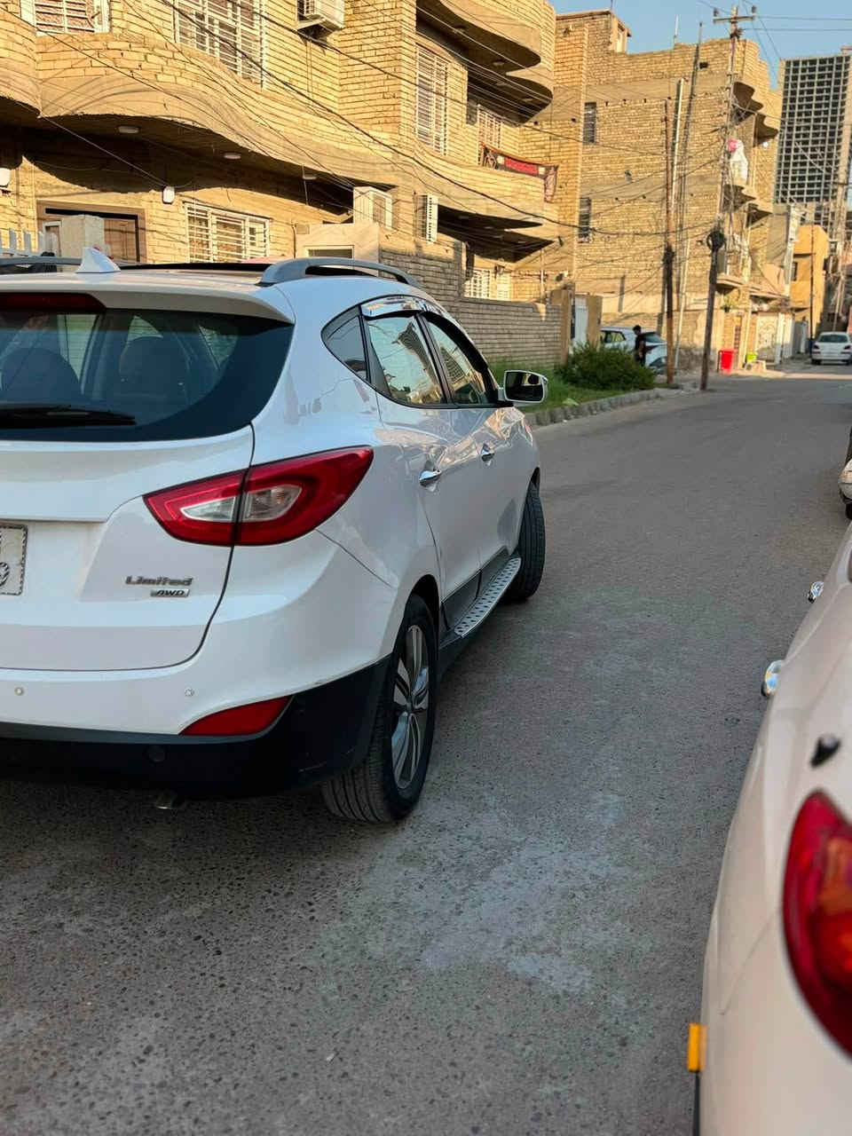 توسان 2015 لمتد وارد امريكي
حادثها بنيد مبدل نفس الون وهنا بل عراق صار بيها صبغ شوية من باب الخلفي وشوية من جاملغ خلفي من جهة الصدر اثر شخط ايرباك استيرن 
مواصفات 1/1
السعر 12,800 الاف دولار
للاستفسار📞 ***********
العنوان📍بغداد زيونة ملعب الشعب خلف محطة وقود المثنى
