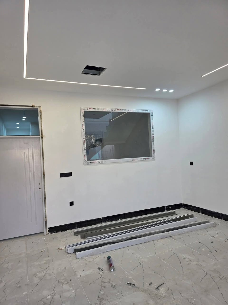 #دارللبيع طابو صرف
#المساحة :-  100متر zero
#واجهة  الدار :  5 متر
#الموقع :-  روناكي خلف سوك قرب مستوصف

#تفاصيل كل دار 🏡 
_ ط/١
- استقبال 
- هول 
- غرفة نوم 
- مطبخ بارد
- مطبخ حار 
- صحيات 
- كراج سيارة.
- درج داخلي
ط/٢
نفس تصميم
نضام دكت ثقوف مغربي كامل.

     
#للأستفسار الأتصال على الارقام التالية :-🔶️
 📞 *********** 📲
 📞 *********** 📲
أو مراسلتنا عبر { فايبر ــــ وتساب ــــ 📲} 
أو مراجعة #مكتب شوان للعقارات والمقاولات الكائن في الحرية علاء سايدين بنجاعلي مقابل جامع عبداللة و حديقة مثلاث
{  #نتشرف #بزيارتكم }
