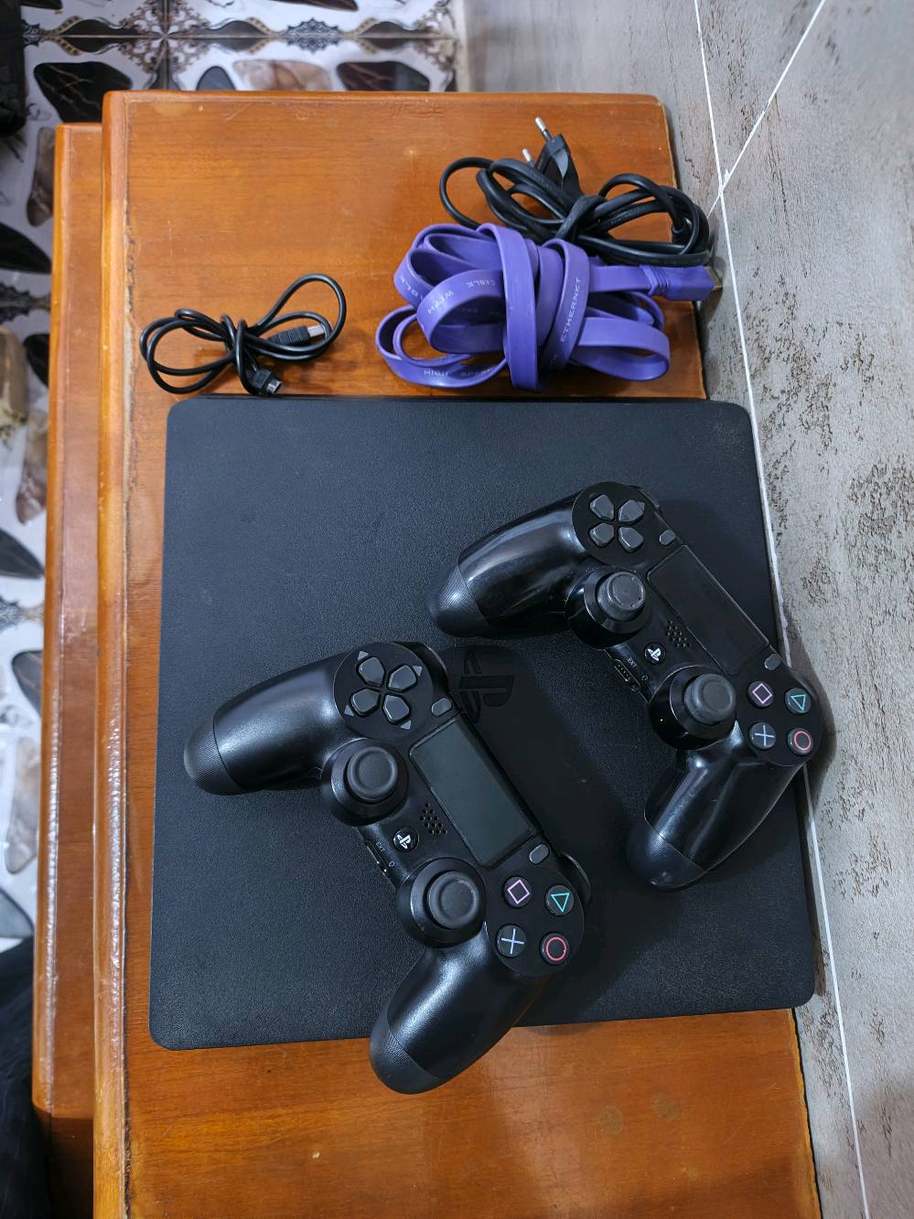 السلام عليكم 
بلي فور سلم مهكر نظافه 95% ذاكره 500 مع العاب كامل ملحقاته 2جوستك  كيبل شحن كيبل HDاصلي ..سعره 280وبيه مجال..***********.. ناصريه مركز