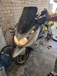 اخوان عندي هاي دراجتين هذا رصاصي و أصفر خلفه ابيعه اثنينهن... اثنينهن ...
