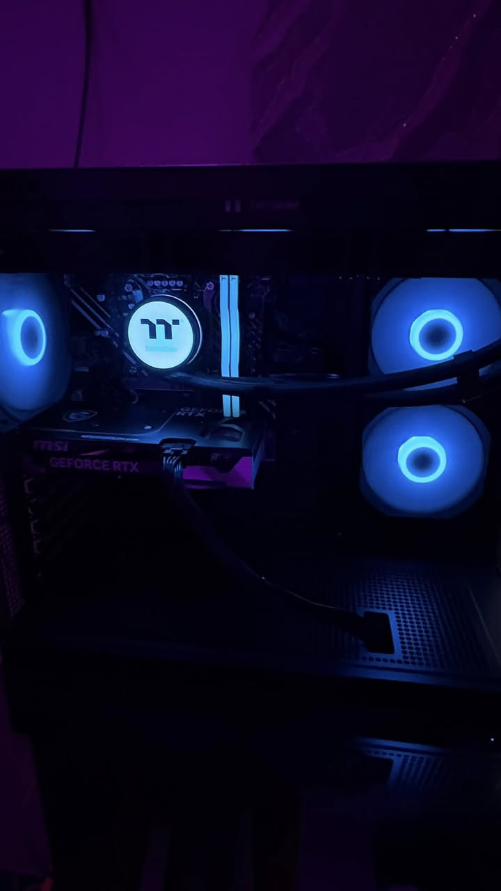 سلام عليكم تجميعه جديده للبيع
نضيفه كلش 
المواصفات : 
CPU : intel core i5 14400F 
GPU : Msi RTX 5060
M.B : Asus h610 
Ram : 8x2 ** 16 RGB DDR4 
M.2 : 2T 
PS : 650w 
Cooler : مائي thermattack 3fan 
Case : dark flash 

بل اضافه الى شاشه 
المواصفات :
Msi 27 inch 200hz ips 🖥️

كراتين القطع كلها متوفره ✅
وعندي ماوس وكيبورد وسماعه ويوبي اس وكرسي كيمنك و ويب كام 2k و سبيكرات لوجتك 

تحب تاخذ بس شاشه وكيس او السيت اب كامل كلشي وسعره نورني بل خاص ولحد يكسر بل سعر ❤️

واتساب : ***********

عنواني بغداد الغدير 📍
