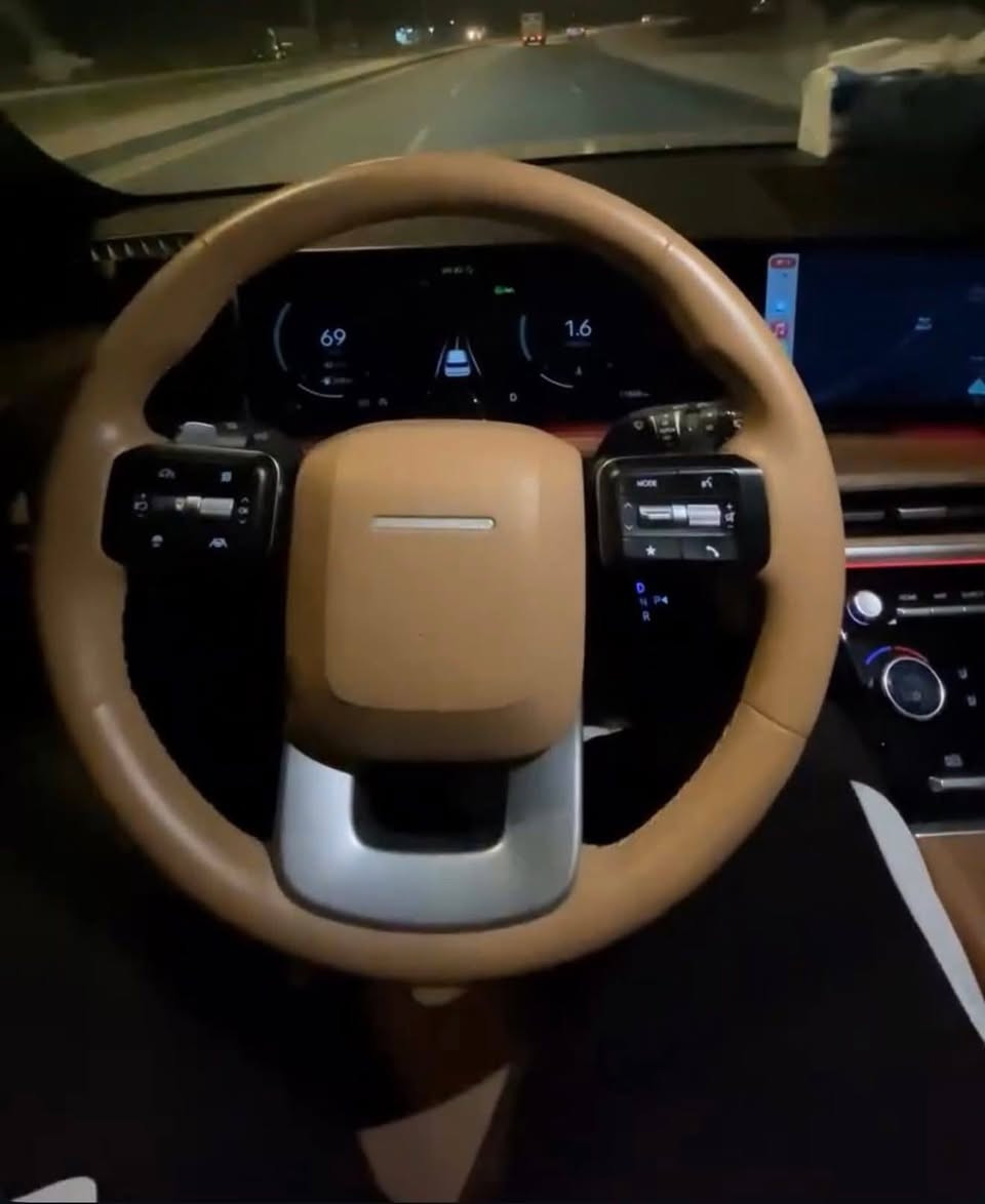 هيونداي سنتافي  2024
2024 Hyundai Santa Fe,HTRAC 

رقم بغداد بأسمي موديل 2024 بنزين لون مميز  ملكي  ماشية 18 الف كيلوا  فقط حجم المحرك ٢٥٠٠ سي سي تيربو تنسى الادوانص وتشتغل بانزين عادي وارد امريكي ضررها خشم الجاملغ الامامي بارد بدون صبغ والباب خلف السائق كارت 3 اصابع فقط 

مقاعد ٧نفرات 《《السعر255 $ 》》وبي مجال بسيط للشراي 

رقم الهاتف  ‭٠٧٨٥ ٥٠٠ ٠٩١٠‬  المكان بابل 

المواصفات:-

١- مفتاح ذكي بصمة + التشغيل عن بعد .

٢- دفع رباعي TRACH

٣- كير بنظام الازار المنفصلة الاصدار الجديد ( بيانو) ٨سرع دبل كلج

٣- كير ماوس ثانوي لأوضاع القيادة / Drive Mode 

‏Comfort - Smart - Sport 

٤- كير تعليك مثل المارسدس 

٥- اوتو كار يعمل بلوتوث بدون كابل وتفتح خريطة اي منطقة بالعراق او العالم بشاشة السيارة

٦- هاند بريك بصمة 

‏٧ - Auto Hold  أوتو هولد

٨- خاصية ISOFIX   ايزو فكس قفل الاطفال

٩- نظام مانع الانزلاق

١٠ - نظام نزول المنحدرات.

١١ - نظام اطفاء المحرك (A) ذاتيا في الازدحامات لتوفير الوقود

١٢- شاشة كبيرة لمس تدعم Apple Car play و Android وبلوتوث مدمج والأوامر الصوتية

١٣- الداشبورد الكتروني لمس بانماط متغيرة حسب وضعية القيادة

١٤- الشاشة الوسطية حجم كبير ١٢ انج مع دعم الملاحة بالخرائط GPS وبوصلة للاتجاهات

١٥- شاحن هاتف wireless عدد٢

١٦-  مخارج شحن Tp_C عدد ٦وتشغيل الميديا

١٧- منافذ للطاقة كهرباء 12فولت ومنفذ 110 فولت

١٨-  مرايا نقطة عمياء 

١٩- خاصية الترحيب عند فتح السيارة

٢٠-  الصندوق كهربائي ذكي يفتح عند الاقتراب ويمكن قفل جميع ابواب السيارة عند غلق باب الخلفي للصندوق

٢١- حساسات ضغط الاطارات 

٢٢- حساسات أمامية / جانبية /خلفية

٢٣-  كامرة اضافية لتقنية منع الخروج عن المسار

٢٤- ميزة التوقف الذاتي للمركبة منعا للاصطدام عند القيادة او الرجوع

٢٥-  المركبة تعيد نفسها للمسار الصحيح عند عدم الانتباه

٢٦- لايت زينون رباعي العدسات بتقنية High Beam الانارة الذكية + LED  نهاري 

٢٧- بك لايت LED مميز مدعوم بتقنية ضد الضباب لاوضح رؤية للمركبة

٢٨- كاميرة   3D تفاعلية متعددة الاوضاع

٢٩- اضاءة داخلية LED تقنية Ambient Light متعددة الالوان 

٣٠- سستم صوت هارمن كاردن 10 سماعات محيطية مع دمام وتويترز 

٣١-  نظام القيادة الذاتي الذكي في الشوارع المخططة 

٣٢- مثبت السرعة Cruise وميزة التباعد عن المركبات

٣٣- خاصية المايك للسائق للتحدث مع الركاب في الخلف

٣٤- حساس حراري بسقف السيارة بتحذير صوتي في حال نسيان الاطفال في المركبة

٣٥- قفل الابواب والنوافذ / خاصية عدم العبث للاطفال

٣٦- القفل المركزي للابواب وعدم الفتح عند مرور مركبة بشكل قريب من السيارة 

٣٧- الداخل جلد بلون مميز عسلي (قرميدي)تطعيم الدواخل

٣٨- ستيرنغ من الجلد حياكة مع تحكمات وميزة تدفئة المقود

٣٩- شفتات رياضية بالمقود

٤٠-  التبريد والتدفئة تحكم شاشة وتحكم يدوي ايضا

٤١-  التبريد امامي خلفي مناخ منفصل

٤٢-بردات أبواب خلفية  وكذلك في الصندوق

٤٣- قبضات أبواب ألمنيوم مع خاصية الانارة ليلا

٤٤- حساس لمس ابواب لفتح وغلق باب السائق والراكب

٤٥- ماسحات امامية حساس / تشغيل تلقائي وسرعة حسب غزارة المطر

٤٦- ماسحة خلفية حساس /  تشغيل تلقائي عند المطر

٤٧- اريل نفكيتر مدمج بتقنية التقاط بث الراديو HD

٤٨- الصندوق كهربائي ذكي يفتح عند الاقتراب 

التواصل عبر الاتصال فقط
