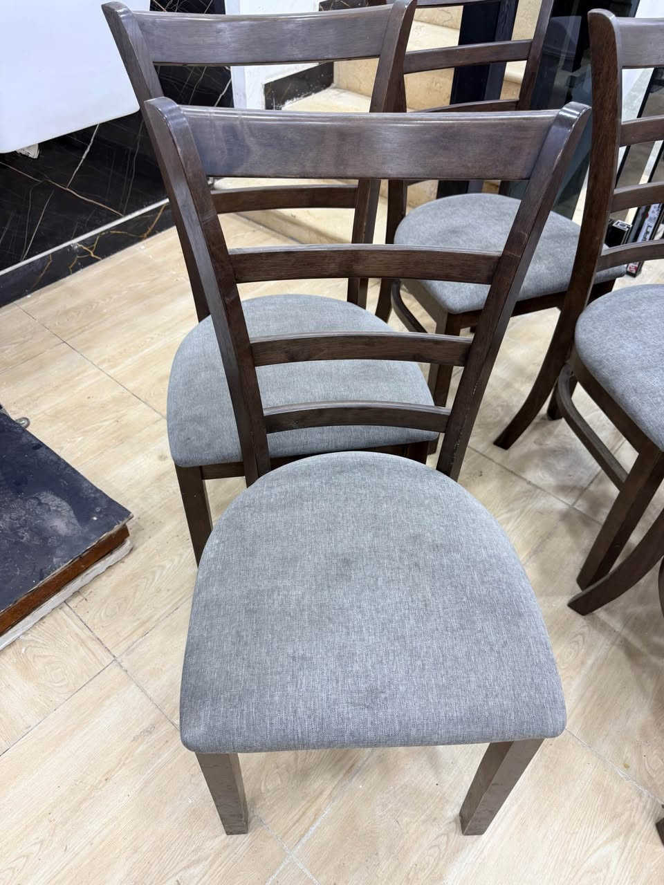 سلام عليكم 
كراسي طعام خشب زان نضافه 95/100
عدد 20 كرسي
استفسار ع هذا الرقم 
*********** عمارة, ميسان
