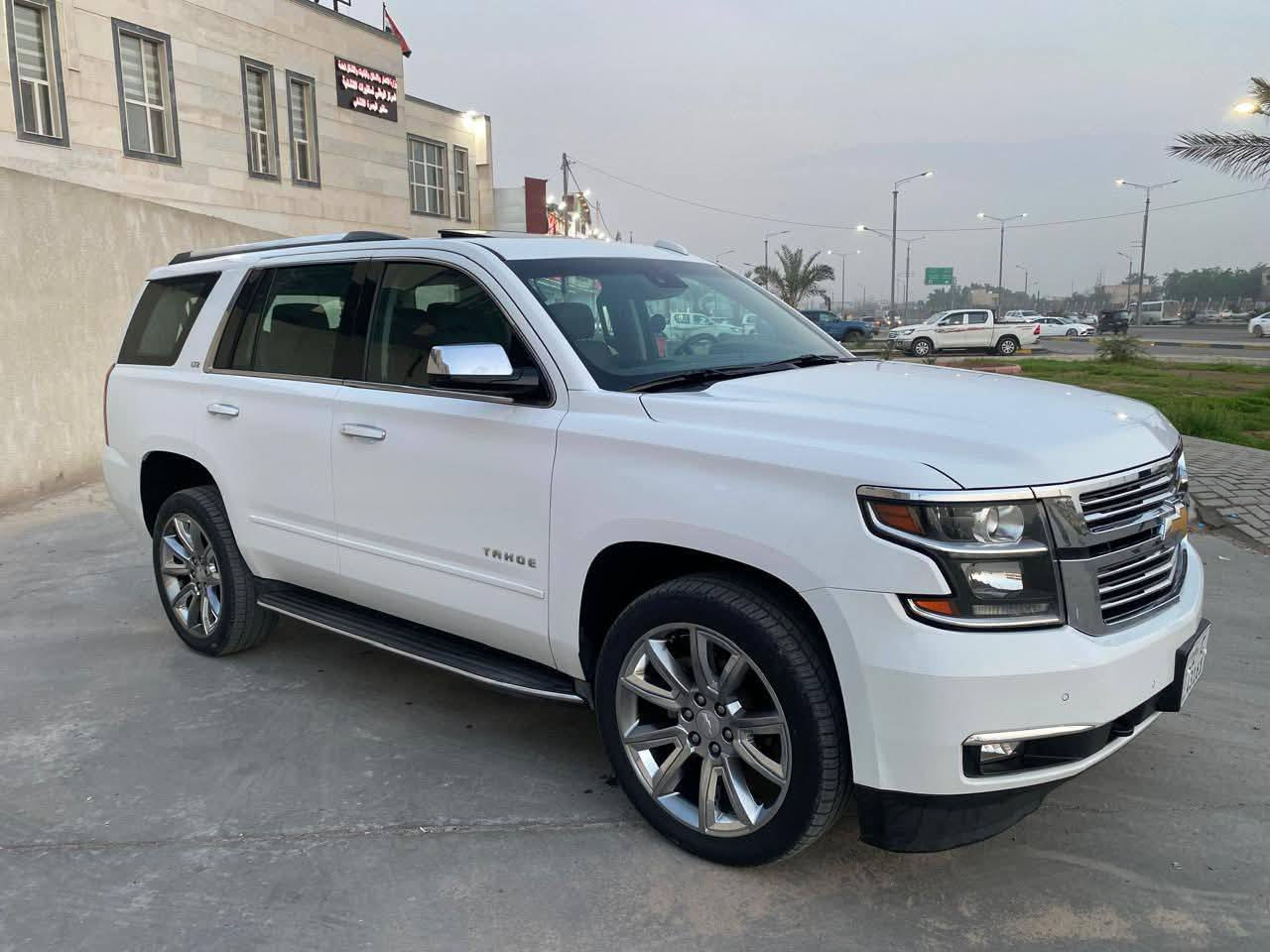 سلام عليكم شوفر ليت تاهو موديل 2015 خليجي وكالة المنصور فول موصفات 
واحد ع واحد LTZ 
رقم سنويه كله جديد 
كفاله عامه ضربه وصبغ وتبديل 
ماشيه 113KM
السعر 280. وبيها مجال 
رقم الموبايل. ***********
