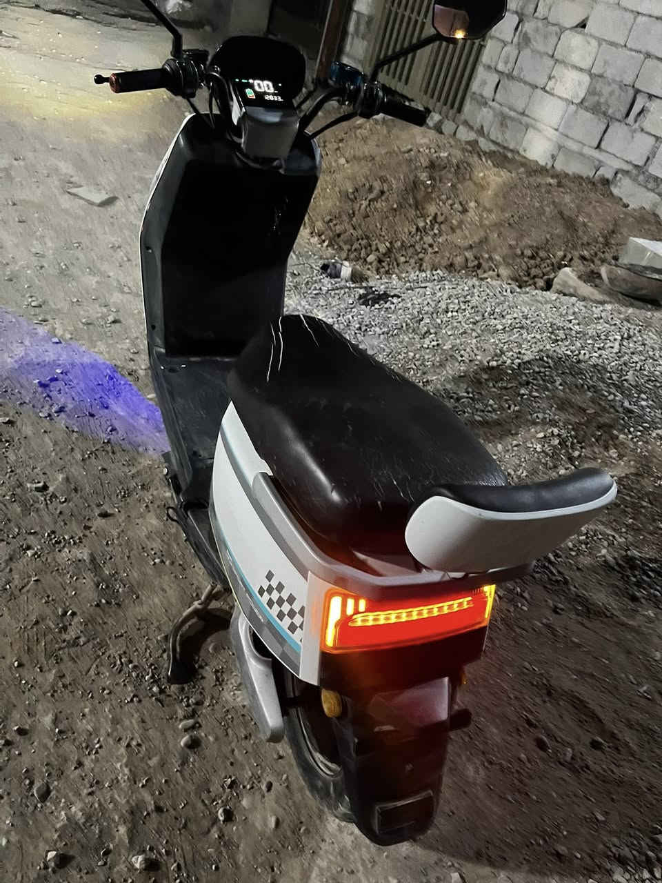 سلام عليكم دراجه شحن موديل ٢٥ الدراجه بطاريتاها جديدات صار الهم أسبوع كلشي بيه شغال مشكلتها الوحيده كفراتها تعبانه شويه والكشن تعبان سالفه ٢٠ترجع فول وبيها ٦بطاريات حجم الوحده ٣٢ البطاريات اصليه عليهن ضمان سنه وعمرهن الافتراضي سنه ونص السعر ٨٢٥وبيه مجال لين مستعجل العنوان بهرز حي الشرطه الرقم***********
