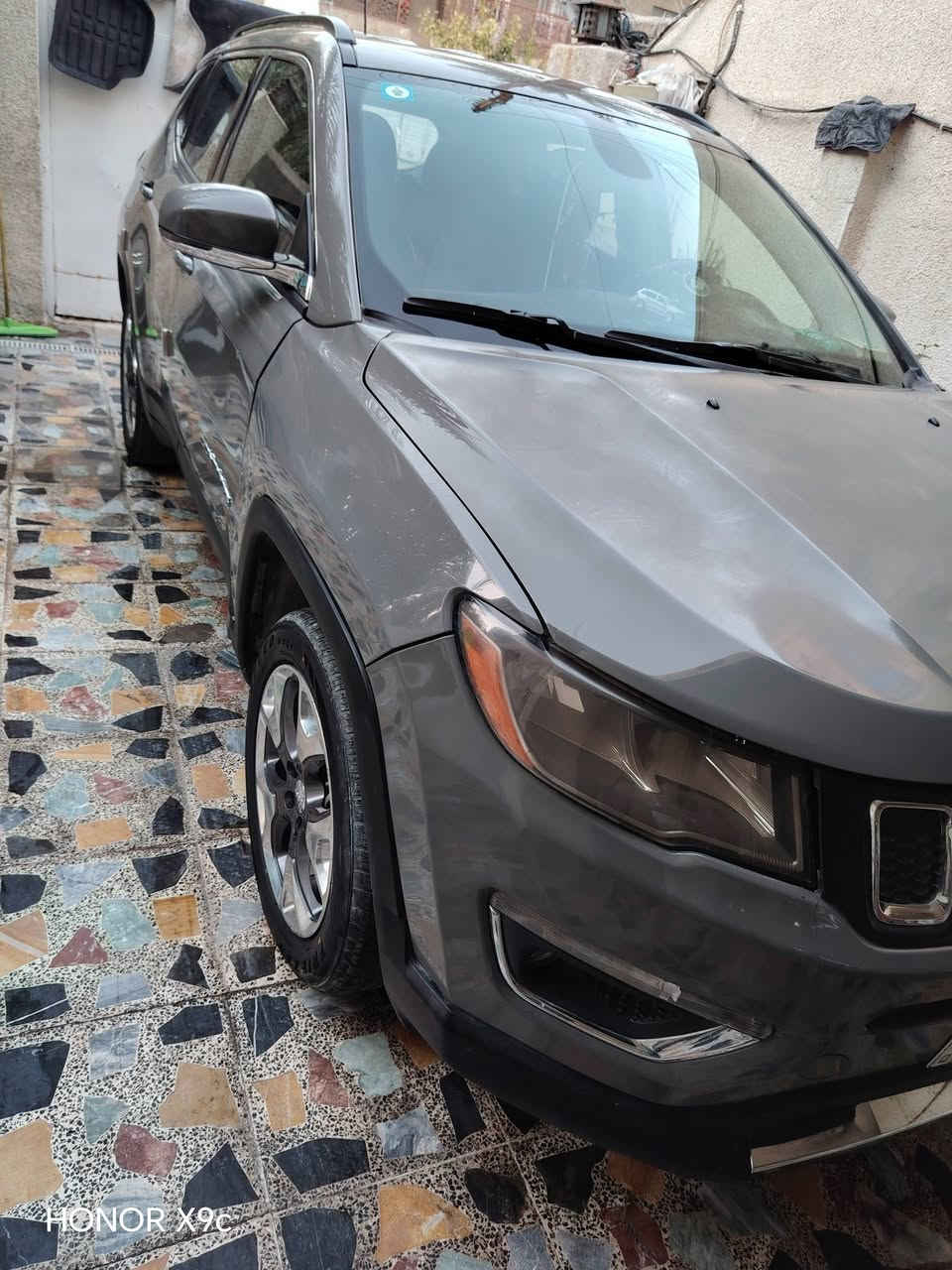 السلام عليكم 
جيب كومباس🚗 امريكي موديل 2020 رقم بغداد بسمي فول مواصفات Limited عدى الفتحه 
🔥بصمه تشغيل 
🔥مقاعد جلد
🔥تحكمات ستيرن
🔥اشاير مري 
🔥تدفئه مقاعد 
🔥شاشه كبيرة 
🔥كامرةخلفيه دواره 
والفول مواصفات معروف سيارة خير من الله وممتعوبه محرك 2400 
ماشيه 94000كيلو متر وقابل للزياده حادثه بامريكا بنيد امبدل نفسه وجاملغ وبلعراق ابو دراجه شخطه موضح بلصور مكاني 🅿️بغداد البياع للاستفسار اكثر *********** 
السعر 💵145بيه مجال
