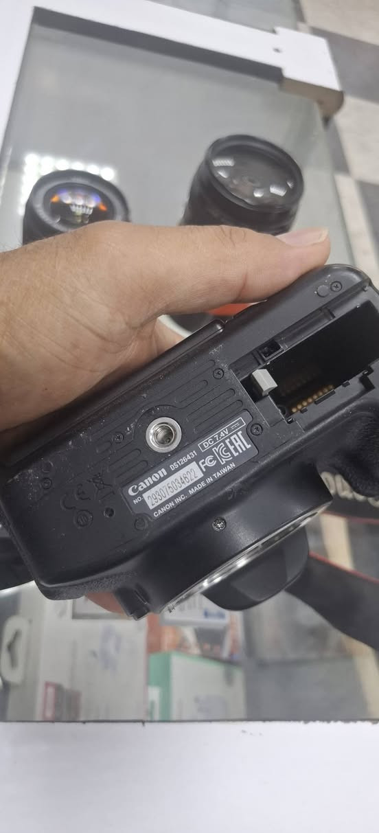 للبيع 📸
كاميرا Canon EOS 700D
نظيفة جدًا وبحالة ممتازة
المواصفات والملحقات:
شاشة لمس قلاب
عدسة أصلية 18-55
عدسة 75-300 كانون 
شاحن
بطارية عدد 2
كرب يحمل 2 بطاريات
رام 16GB
السعر: 650


**إذا كنت صاحب هذا الإعلان وتريد حذفه لأي سبب، رجاءا أرسل رسالة إلى الدعم الفني**