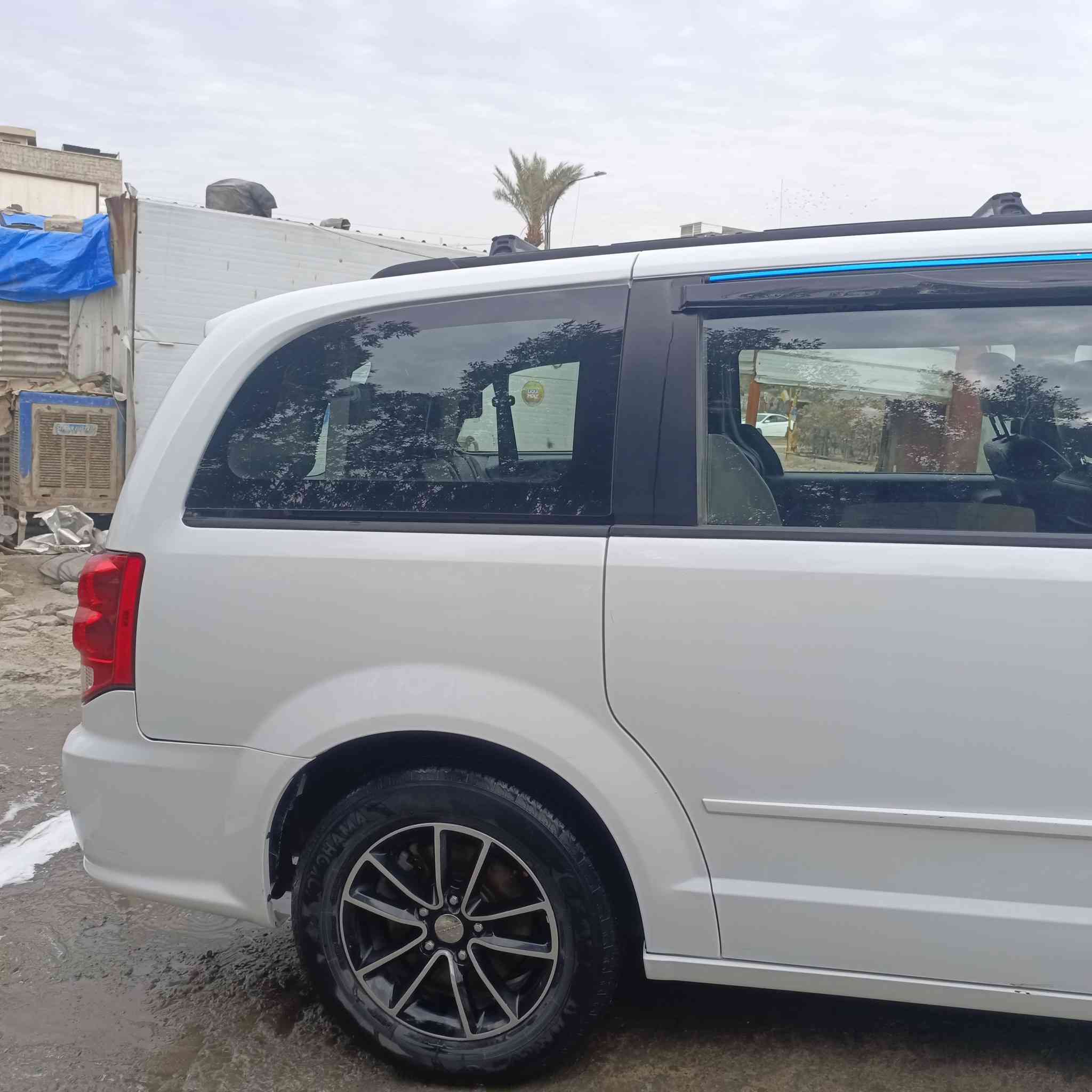 السلام عليكم دوج كرفان للبيع فقط رقم بغداد انكليزي حادثها جاملغ وبنيد الشراي يتصل مكينه كير حداديه كله كامل
السعر 165 وبيها مجال 
***********
