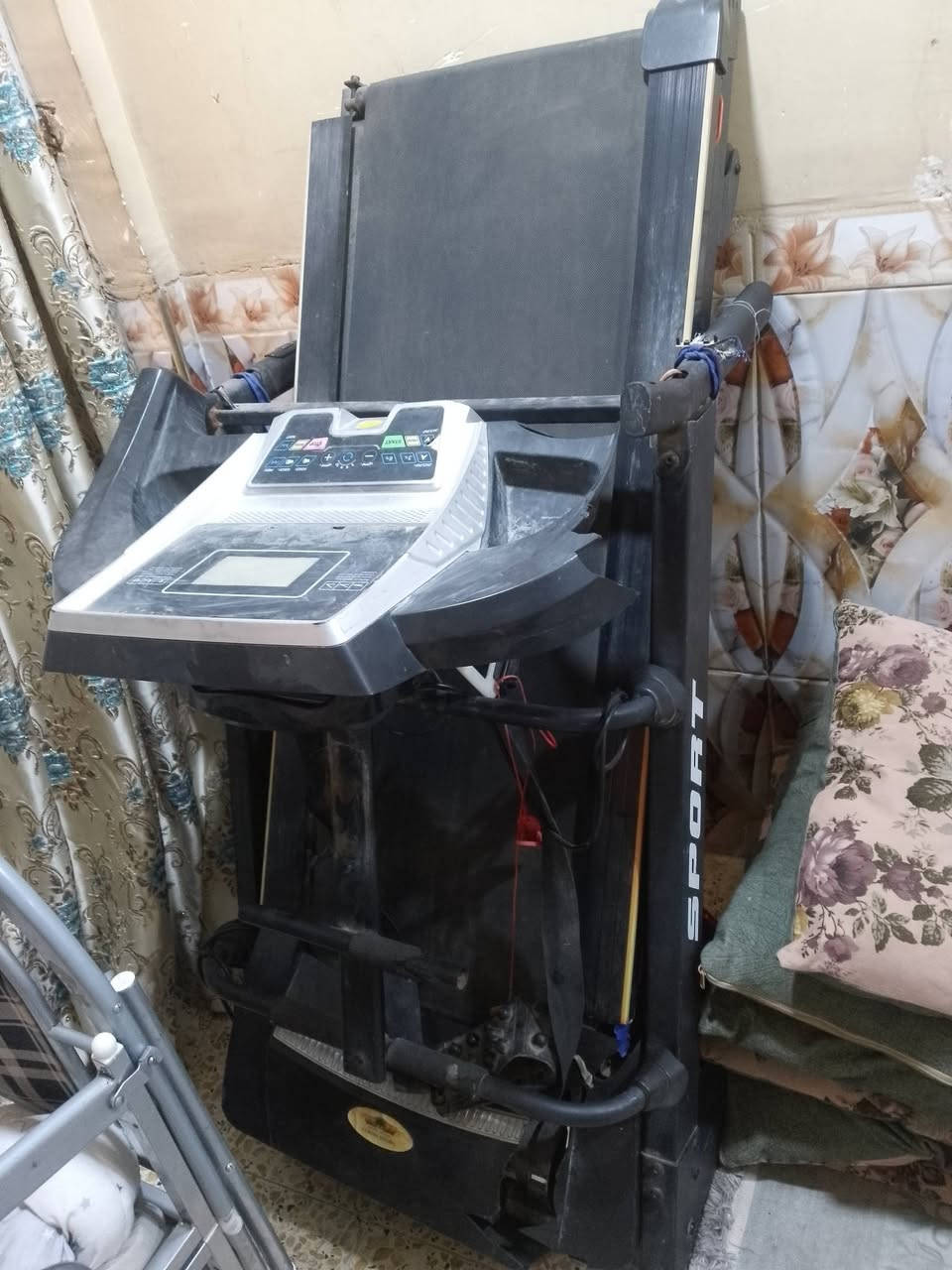 أغراض للبيع :
1.جهاز جري الأصلي بي عطل بسيط يعني يحتاج ترتيبات لان متروك 
2.كاروك ينفتح جربايه من عمر سنه إلى 10سنوات نظيف جداً 
3. كاونتر ثلاث قطع السنك مرمر 
4.طباخ مصري أربع عيون 
بغداد الشعب الاستفسار الاتصال بالرقم ***********
او عالواتساب
