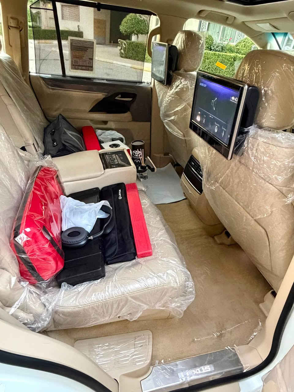 Lexus LX 570.     2016  85,000 km   
‎🔹لكزس 2016    (بریم) LX 570

🔹 مكفولة كفالة عامة من الدعامية إلى الدعامية 
‎بدون بارد  ،بدون رصعات ،بدون حتى شخط🔹
‎دعاميات هم بدون صبغ ،رمل مابي ،بقية كلها بشرط

🔹داخل بیجی  بسمطين +كارت +سماعة بيادي مجوود 

🔹ماشية 85 الف 
             $555سعر. 
‎ فول فول المواصفات 🔹
‎ بصمة➕ الانزلاق➕ورقة البيانات➕شغال كشن جلد و هيلتر 
‎الاحتلال➕راس ديفيد➕ 5 كاميرات  ➕ثلاجة➕زينون، جلد جاف  تدفئة شفط التبريد خزينة➕هواء مزدوج➕نظام ايكو سبورت,➕حساسية الديك المؤخرة  مرايات➕الفتحة➕باب خلفي جك➕رادار إمامي

‎محرك كير بشرط مامفتوح 🔹
‎سيارة حيل نظيفة كلشي عل بلاد لوك
‎سنوية زنكة كلشي جديد مدفوع لـ2029
‎باسمي السنوية بشرط تحويل و خرامة 
‎سيارة مابيـها دينار مصرف كامل من كل نواحي

‎نظافه ١٠٠٪؜ كامل سيرفس بدون نقص و بدون مصرف🔹
‎سياره مال بيت أي نقص مابيها 4 إطارات جديدة تحتها

نفسي يوم /تحويل و وكالة حاظر 
مكانك /داخل سليماني

🔸موبايل/*********** Singapore
