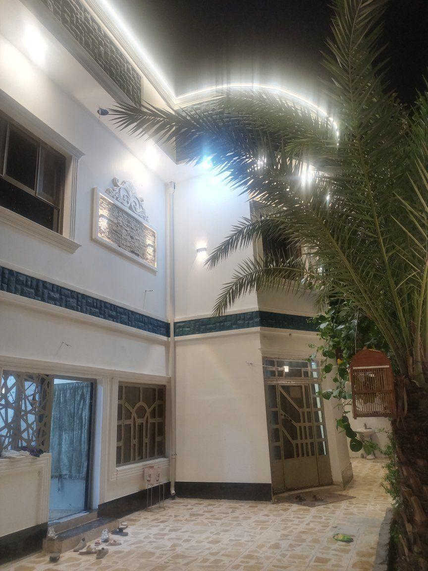 بيت بحي المهندسين طابقين خلف صيدليه جذع اانخله وصالون حلاقه هلين المساحه 330m سبع غرف نوم ديوان صالتين حمامات اربعه حديقه مشايات باسمي انا البنا سنه 2016والطابق الثاني2023البيت منطقه هاديه خلف الاربع شوارع مباشر سعره 600بيه مجال قليل للاستفسار*********** البصرة, العراق
