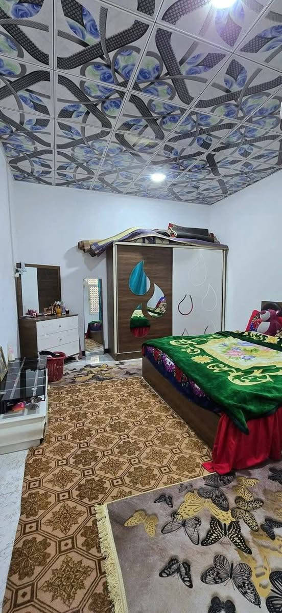 بيت للبيع بسيد اسماعيل طابقين أربع غرف نوم صالتين واستقبال ومطبخ وحديقه ودرج خارجي الطابق الثاني سند 25 المساحة 220 واقع سند 200  سعره 130 وبيه مجال  ***********

