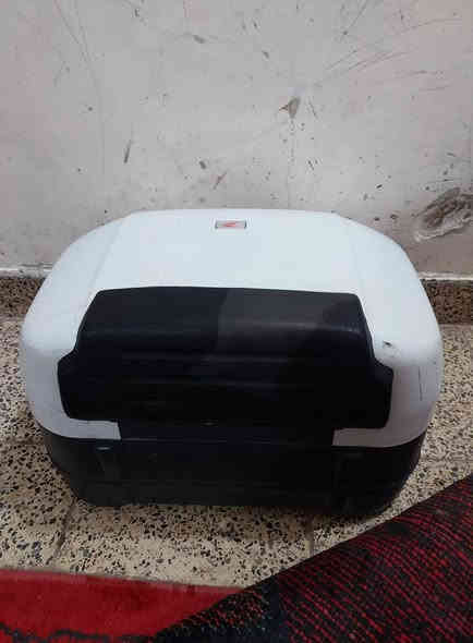 سلام وعليكم صندوق دراجة ياباني هوندا ابيض لون شذري  صندوق استندر جديد سعر 100الف توصيل موجود ***********
