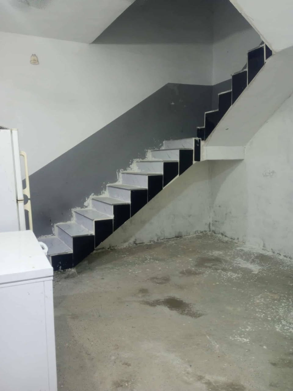 دار للبيع مساحه 100 مربع بناء حديث خلف مستشفى مباشر على شارع مكون من هول ومطبخ صاله غرفه نوم  وصحيات منور موقع جيد جداً الستفسار على رقم ***********
