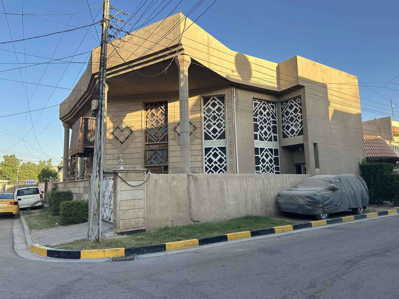 السلام عليكم دار للبيع 
بغداد البلديات قرب شارع الحشد الشعبي 
المساحه 150 متر  الواجهة ١٠ متر و النزال ١٥ متر ركن على فرعين  خمس غرف نوم الاستفسار ***********
السعر  ٥٥٠  مليون
