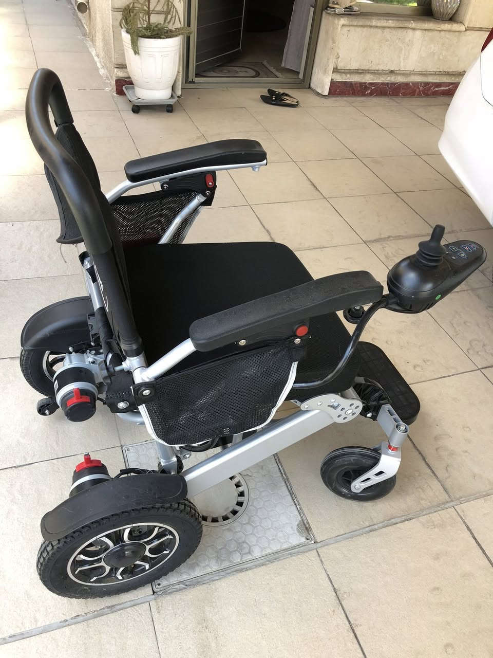 كرسي كهربائيّ شحن
مشترية 975 دينار استخدام قليل   
🔺يتميز الكرسي بموماصفات عالية جدا 🔻            
ريمونت تحكم عن بعد   🕹️
الكرسي مصنوع من المنيوم بلكامل مضاد للصدء   ـ. 
بطارية ليثيوم 🔋
مقبول في الطائرة والمطارات الدولية ✈️🛫
                        قابل للطوي ويصبح بحجم الحقيبة 🧳
خاص للسفر وسهولة التنقل ✔️                                                          
                                     نظام خمس سرعات ⬆️⬇️
ويل كب امامي خلفي. نظام حماية خلفي ✔️ 
جوانب متحركة كشن سوفت يمنع تقرحات الجسم 🦼
  ⬅️  دبلات امامي خلفي  

دبل ماطور ✔️ مكان البلديات 
ب750 الف نهايته 
***********
