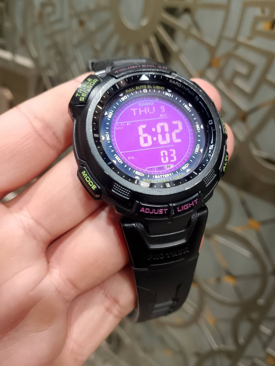 Casio Pro Trek PRG-110C-6. 
اهم مميزات ومواصفات الساعة 
  (Tough Solar): تعمل الساعة بنظام الشحن بالطاقة 
•مستشعر ثلاثي (Triple Sensor): تحتوي على مستشعرات للاتجاه (بوصلة رقمية)، الارتفاع (مقياس الارتفاع)، والضغط الجوي (مقياس الضغط الجوي). 
•قياس درجة الحرارة: يمكنها قياس درجة حرارة الجو. 
•مقاومة الماء: مقاومة للماء حتى عمق 100 متر. 
•إضاءة LED: مزودة بضوء LED مزدوج للشاشة الرقمية والوجه الأمامي. 
•وظيفة توفير الطاقة: تصبح الشاشة فارغة لتوفير الطاقة عند ترك الساعة في الظلام. 
•مميزات أخرى: تتضمن ميزات مثل التوقيت العالمي، ساعة إيقاف، منبه، تقويم تلقائي كامل، وعرض شروق وغروب الشمس. 
•التصميم: تأتي بهيكل دائري وحزام من الراتينج


**إذا كنت صاحب هذا الإعلان وتريد حذفه لأي سبب، رجاءا أرسل رسالة إلى الدعم الفني**