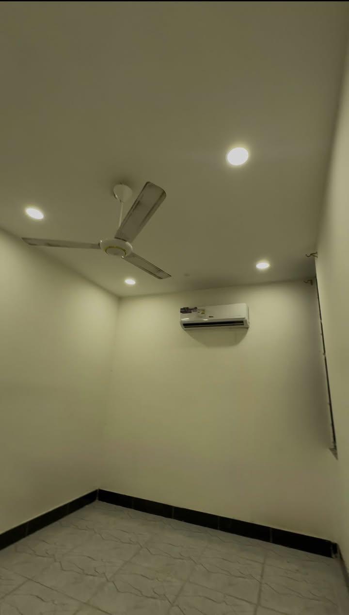 شقه الطابق الأرضي للأيجار 
- مؤثث جزئياً -
الجنينه -  قرب السوق 📍  
( مؤثثه من سبالت ومطبخ )
المساحه :  110 م 
يحتوي على :  2 غرف + صاله + مطبخ +  صحيات
المواصفات :بناء حديث + موقع جداً مميز + واجهه مرمر + ماء وكهرباء مجاني

سعر الأيجار : 750 الف قفل 
للتواصل : 
***********
***********
