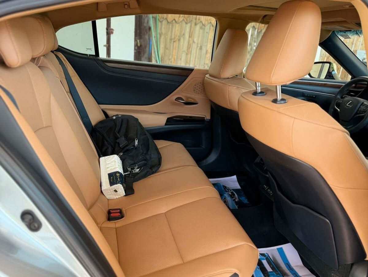 LEXUS ES 300h 2023
عداد53الف كم
مواصفات :
اللون سلفر ميتاليك وداخل جلد 
نظام هايبرد اقتصادي جداً
كراسي تدفئه تبريد 
ستيرنك هيتر
 رادار امامي وخلفي
نقطة عمياء
شاشة كبيرة نظام اندرويد وابل كار بلي
ويل كروم 
بصمة دخول ذكي
مري كهرباء مع ضوء تحذير
الضرر : 
جاملغ امامي يسار مبدل اصلي ومصبوغ
ربع باب السائق صبغ*
تعديل بارد جاملغ خلفي جهة السائق
صار حالوب جدا خفيف هنا بالعراق جهه عكس السائق
السياره نظيفة جداً بالواقع
رقم الشاصي :
58ADA1C1XPU032132
السعر27000$
بيها مجال
موبايل :***********
واتساب
